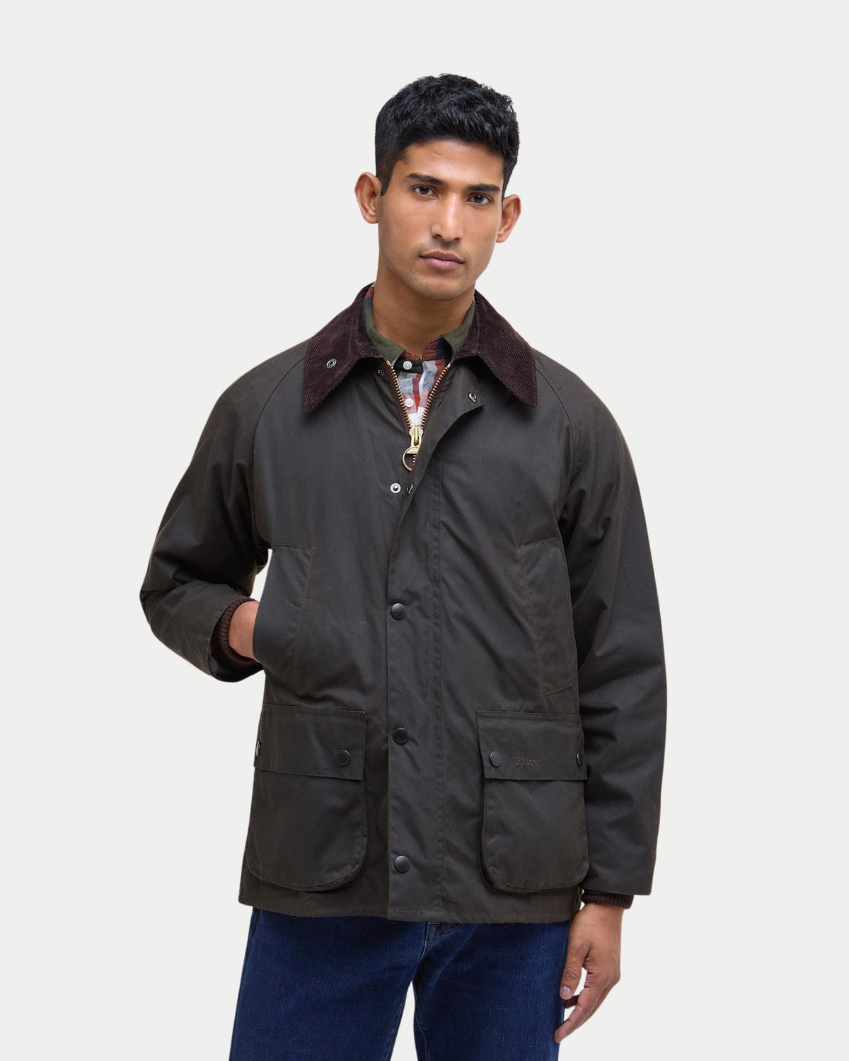 Barbour Classic Bedale® Waxed Jacket Olive — Relaxte pasvorm, middelzwaar gewaxt katoen | Stuen Store Tilburg