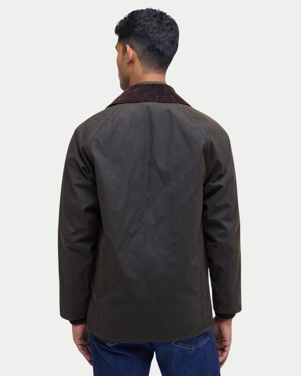 Barbour Classic Bedale® Waxed Jacket Olive — Relaxte pasvorm, middelzwaar gewaxt katoen | Stuen Store Tilburg