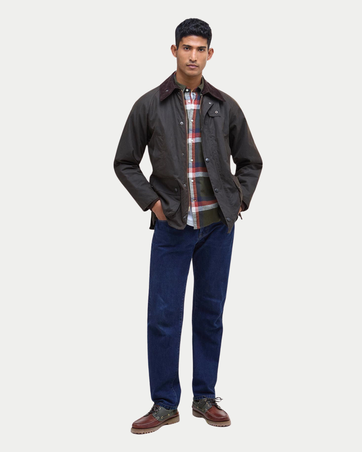 Barbour Classic Bedale® Waxed Jacket Olive — Relaxte pasvorm, middelzwaar gewaxt katoen | Stuen Store Tilburg
