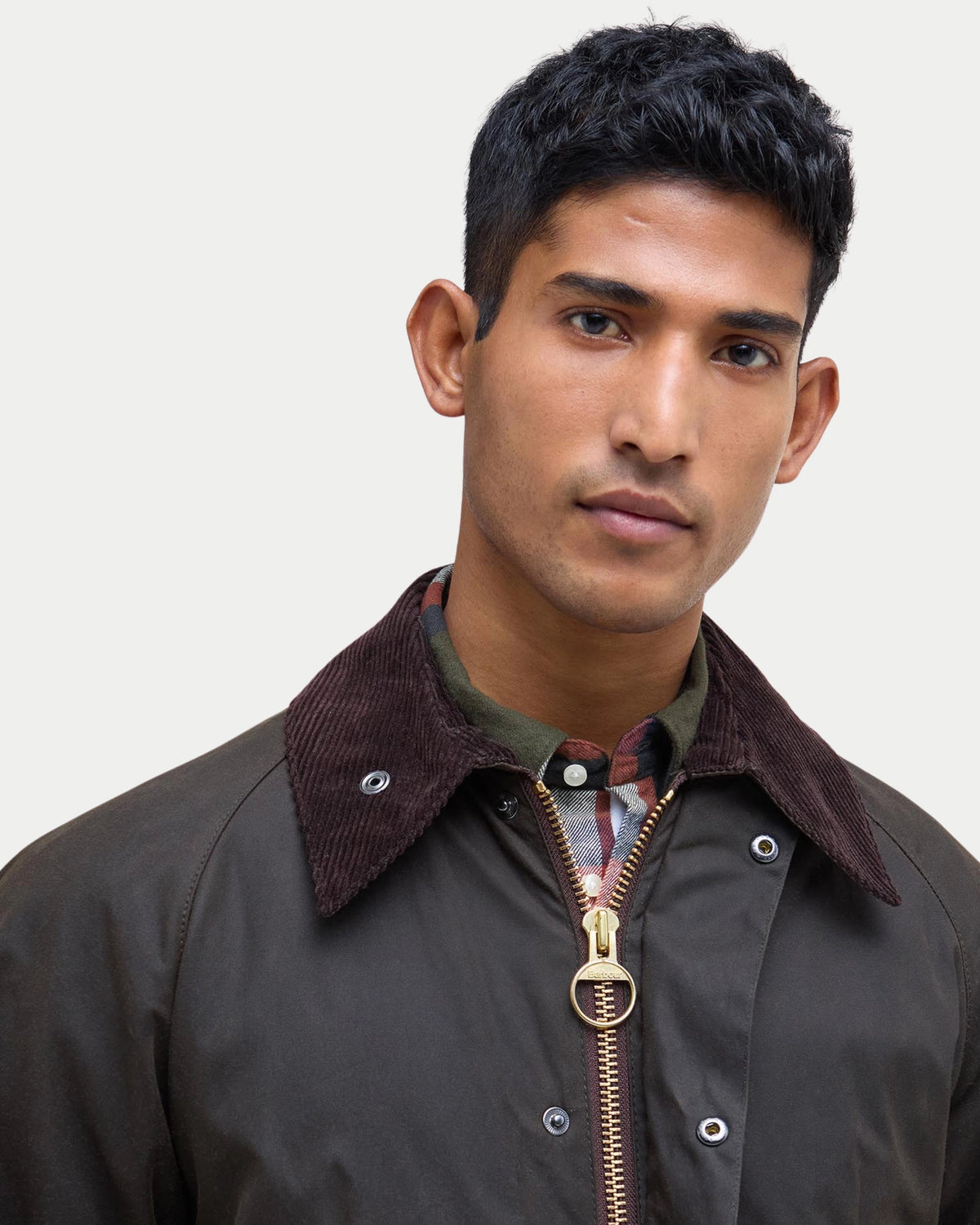 Barbour Classic Bedale® Waxed Jacket Olive — Relaxte pasvorm, middelzwaar gewaxt katoen | Stuen Store Tilburg