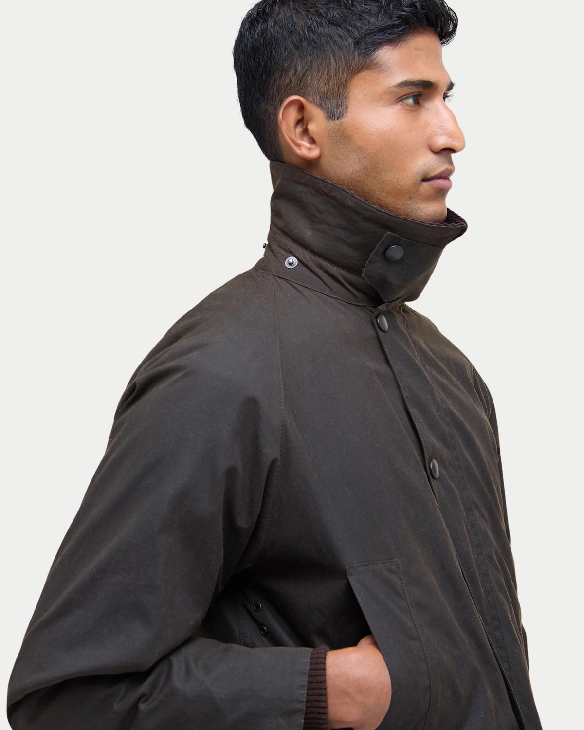 Barbour Classic Bedale® Waxed Jacket Olive — Relaxte pasvorm, middelzwaar gewaxt katoen | Stuen Store Tilburg