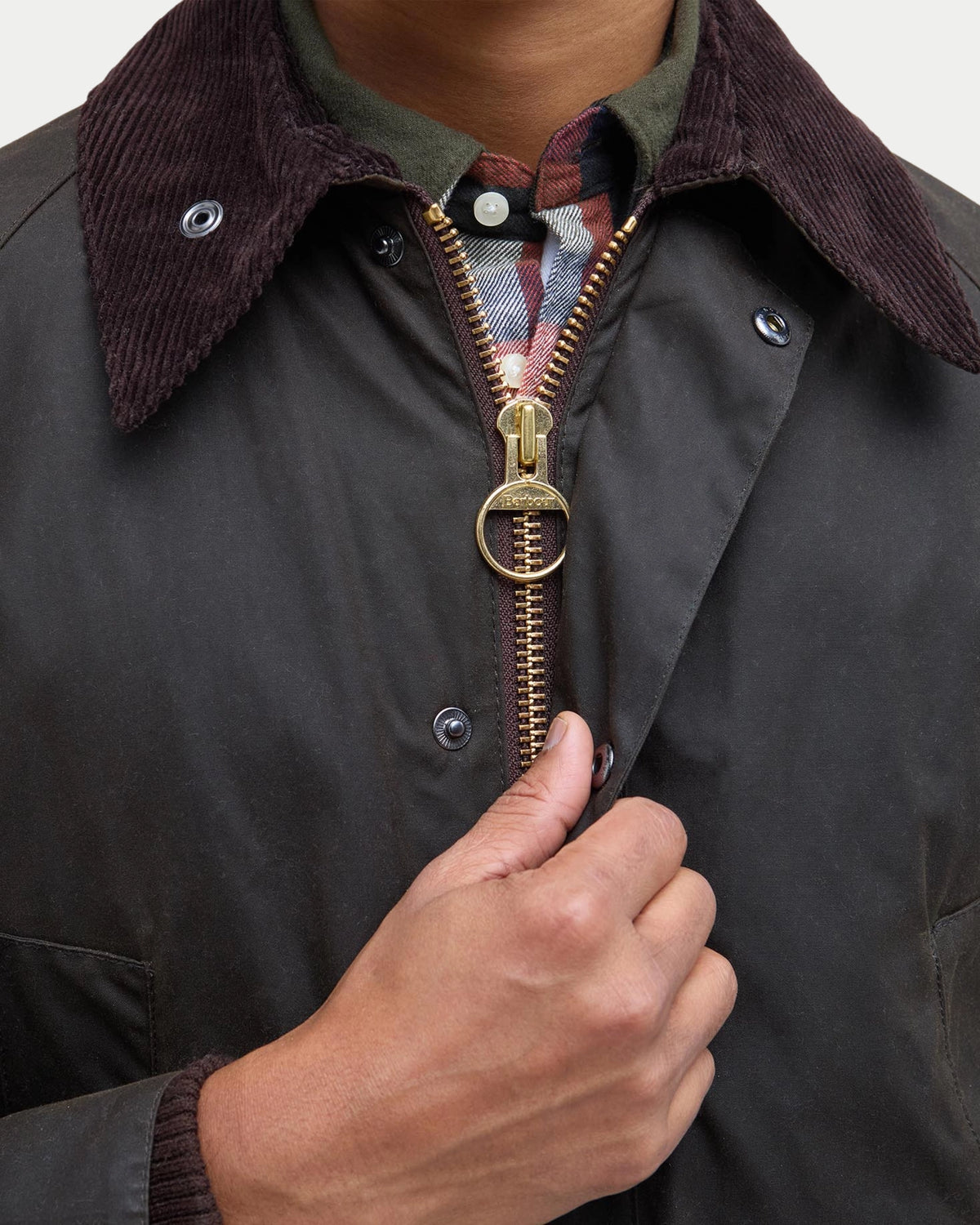 Barbour Classic Bedale® Waxed Jacket Olive — Relaxte pasvorm, middelzwaar gewaxt katoen | Stuen Store Tilburg