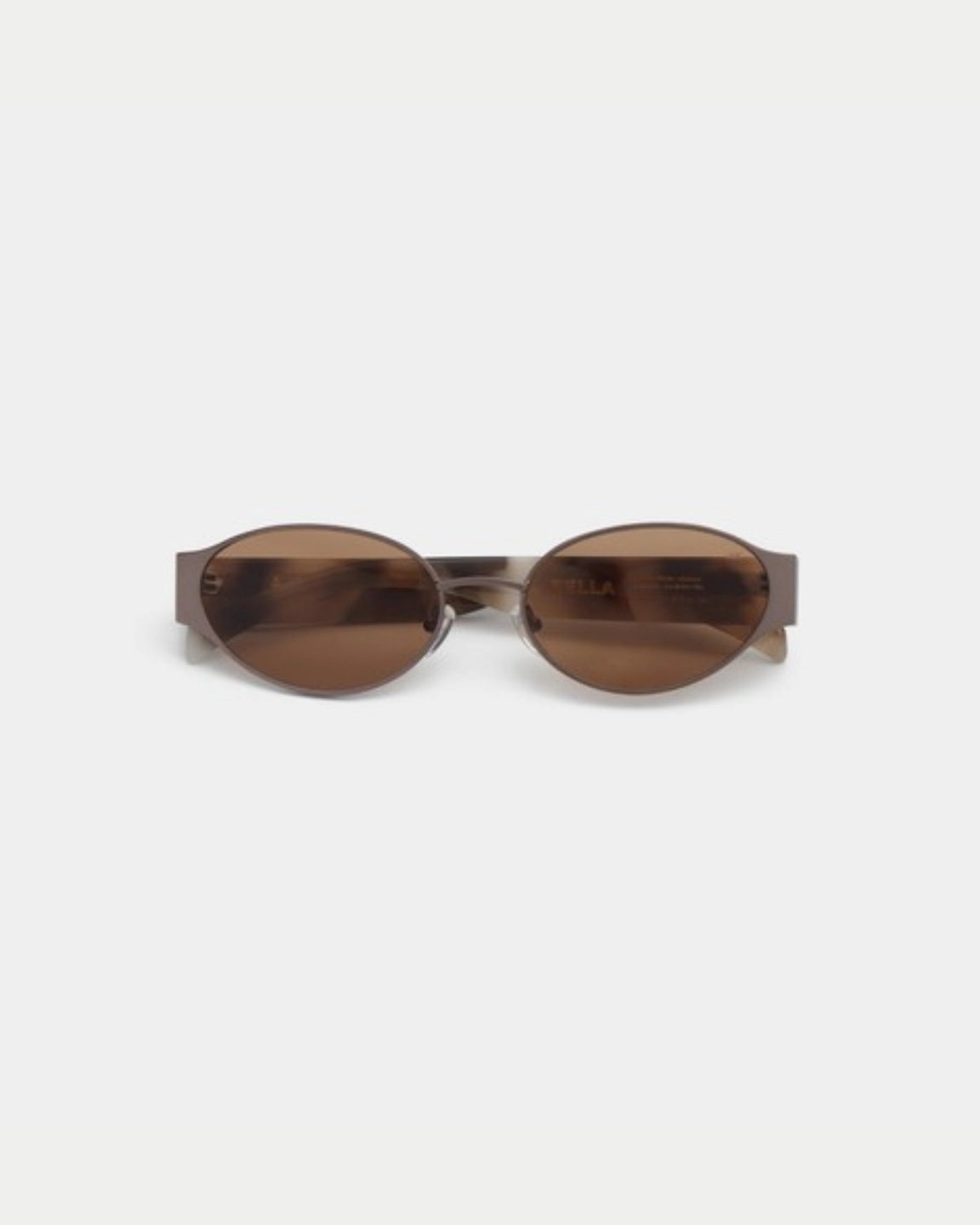 A. Kjærbede Bella Matte Brown Cookie Dough — compacte zonnebril met ovale 90's glazen en Zonnebril | Stuen Store Tilburg