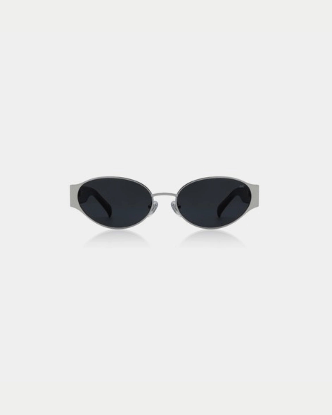 A. Kjærbede Bella Silver Black — compacte zonnebril met ovale 90's glazen en Zonnebril | Stuen Store Tilburg