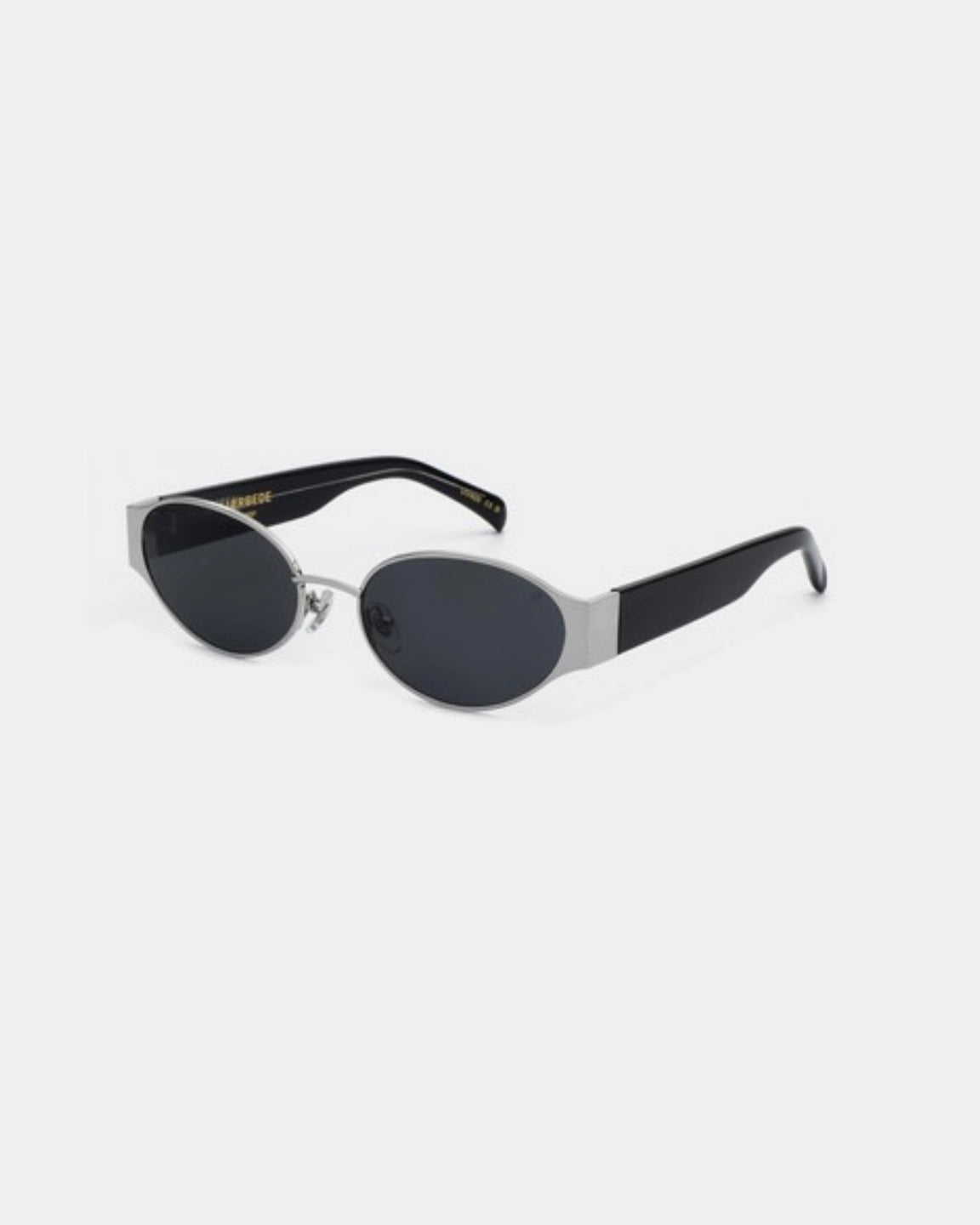 A. Kjærbede Bella Silver Black — compacte zonnebril met ovale 90's glazen en Zonnebril | Stuen Store Tilburg