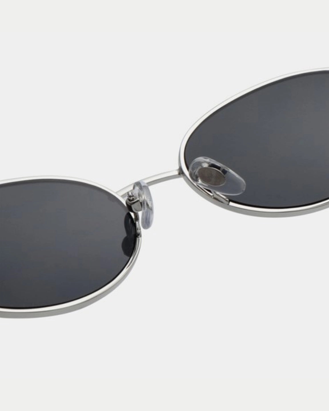 A. Kjærbede Bella Silver Black — compacte zonnebril met ovale 90's glazen en Zonnebril | Stuen Store Tilburg