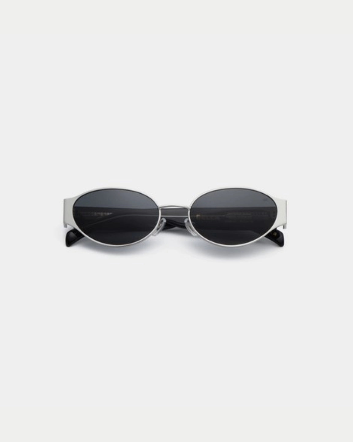 A. Kjærbede Bella Silver Black — compacte zonnebril met ovale 90's glazen en Zonnebril | Stuen Store Tilburg