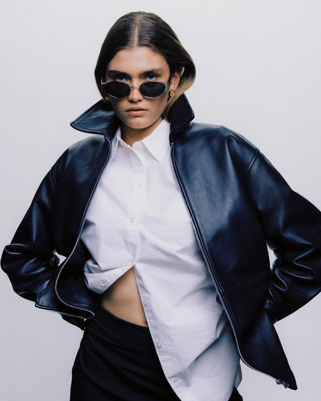 A. Kjærbede Bella Silver Black — compacte zonnebril met ovale 90's glazen en Zonnebril | Stuen Store Tilburg