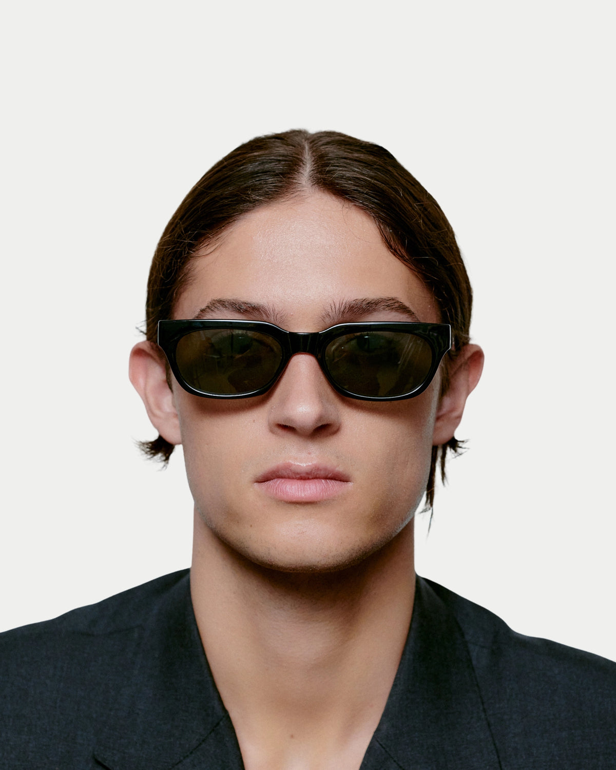 A. Kjærbede Bror Black — perfect scherpe, lineaire lijnen in combinatie met Zonnebril | Stuen Store Tilburg