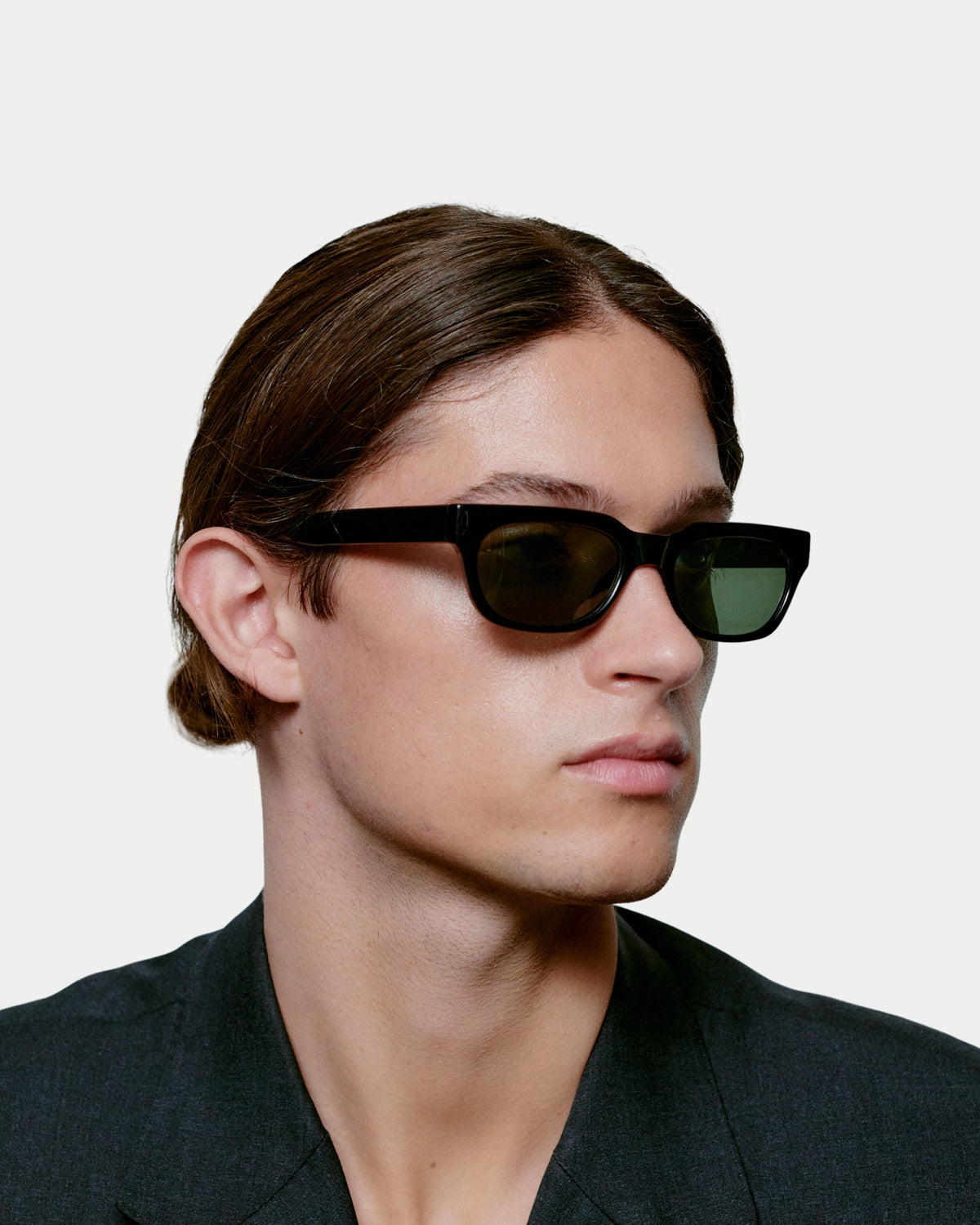 A. Kjærbede Bror Black — perfect scherpe, lineaire lijnen in combinatie met Zonnebril | Stuen Store Tilburg