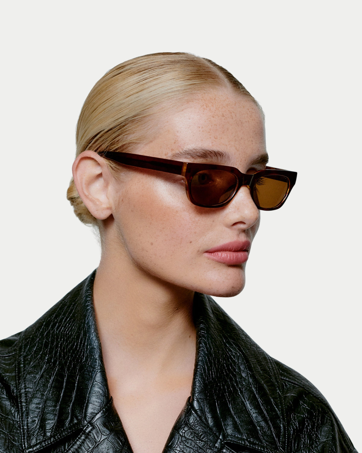 A. Kjærbede Bror Brown/Demi Light Brown — perfect scherpe, lineaire lijnen in combinatie met Zonnebril | Stuen Store Tilburg