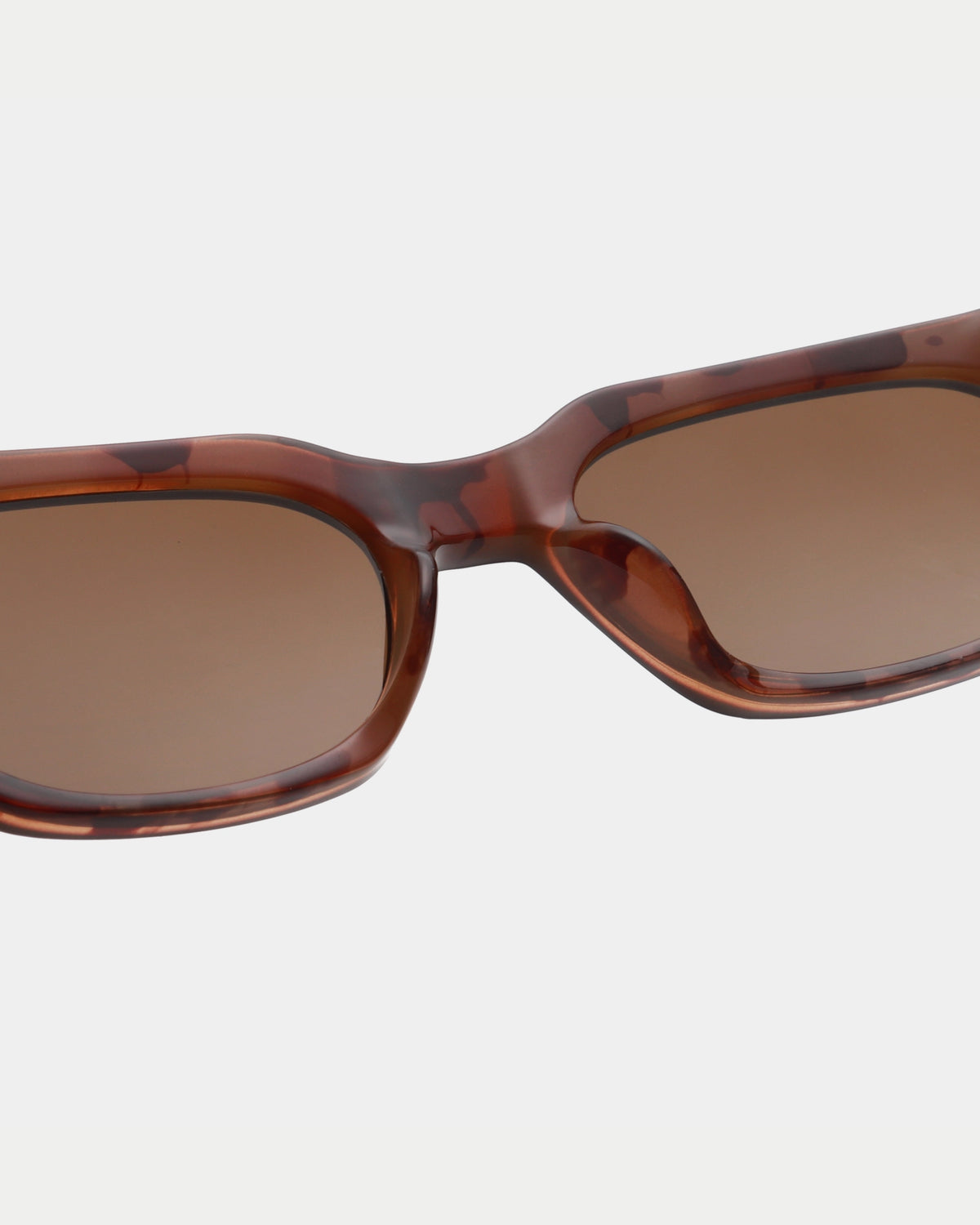 A. Kjærbede Bror Brown/Demi Light Brown — perfect scherpe, lineaire lijnen in combinatie met Zonnebril | Stuen Store Tilburg