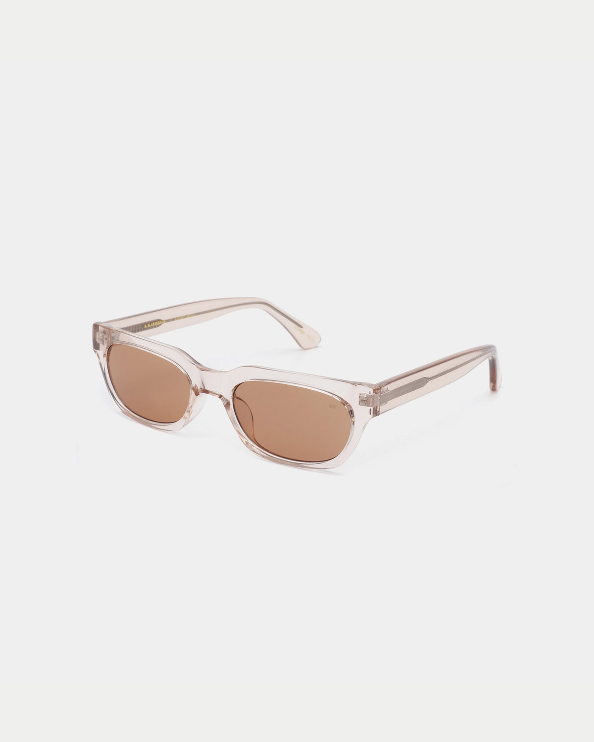 A. Kjærbede Bror Champagne — perfect scherpe, lineaire lijnen in combinatie met Zonnebril | Stuen Store Tilburg