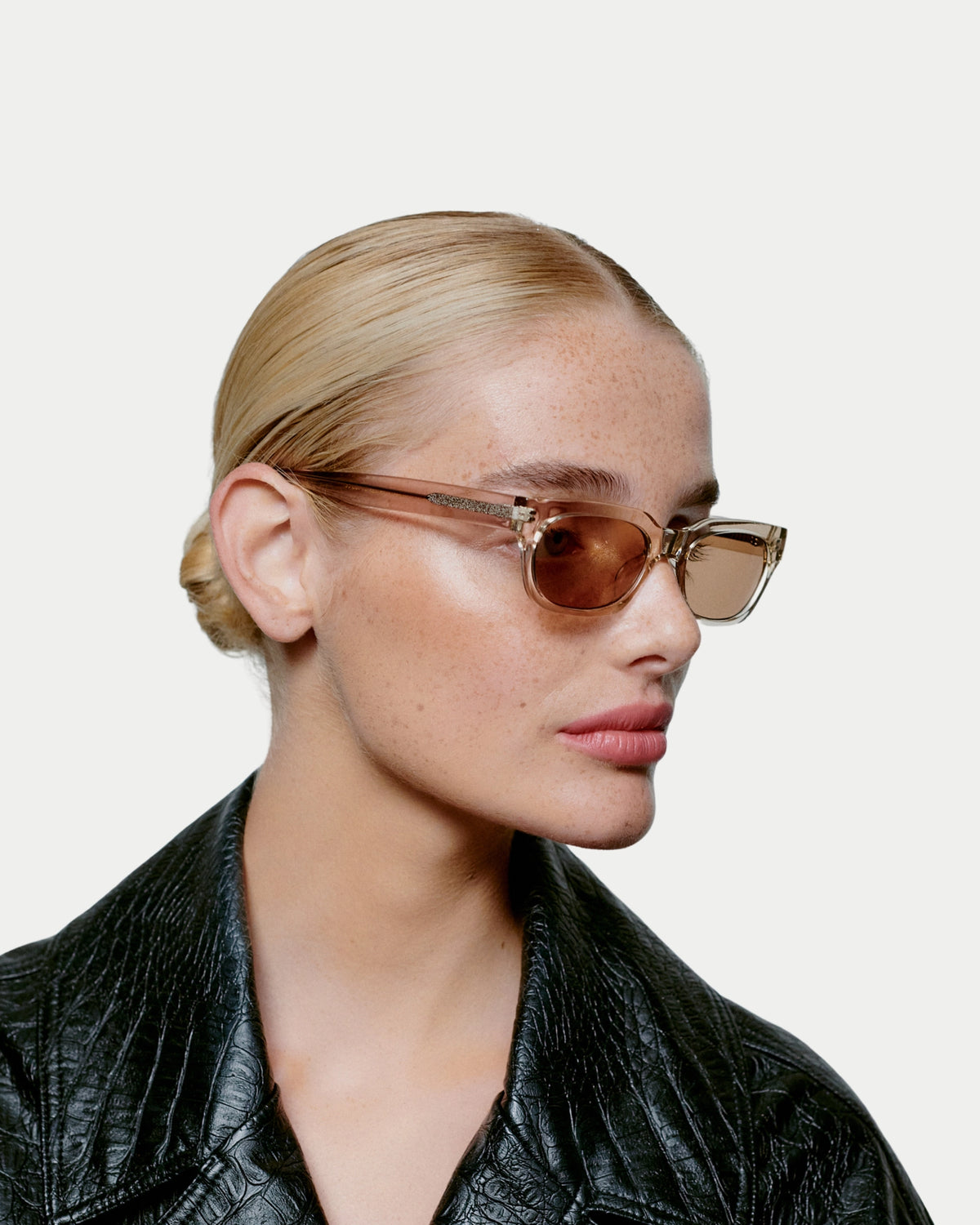 A. Kjærbede Bror Champagne — perfect scherpe, lineaire lijnen in combinatie met Zonnebril | Stuen Store Tilburg