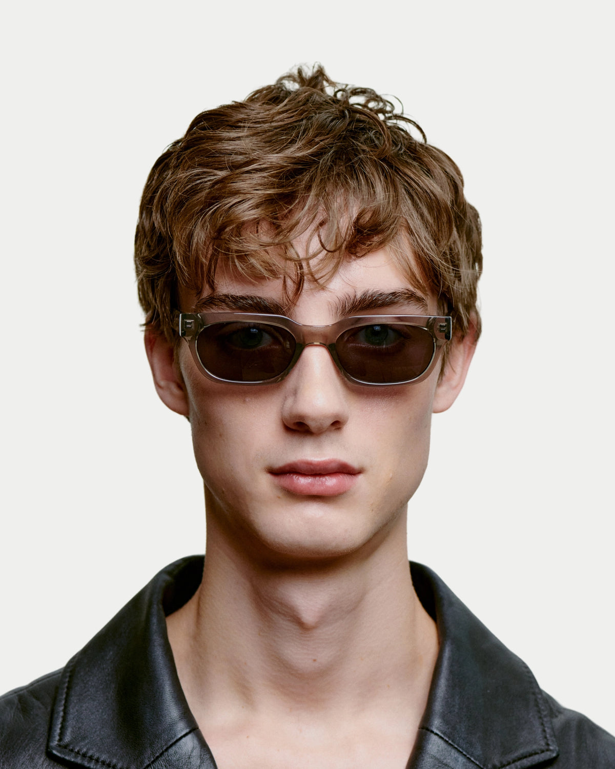 A. Kjærbede Bror Grey Transparent — perfect scherpe, lineaire lijnen in combinatie met Zonnebril | Stuen Store Tilburg