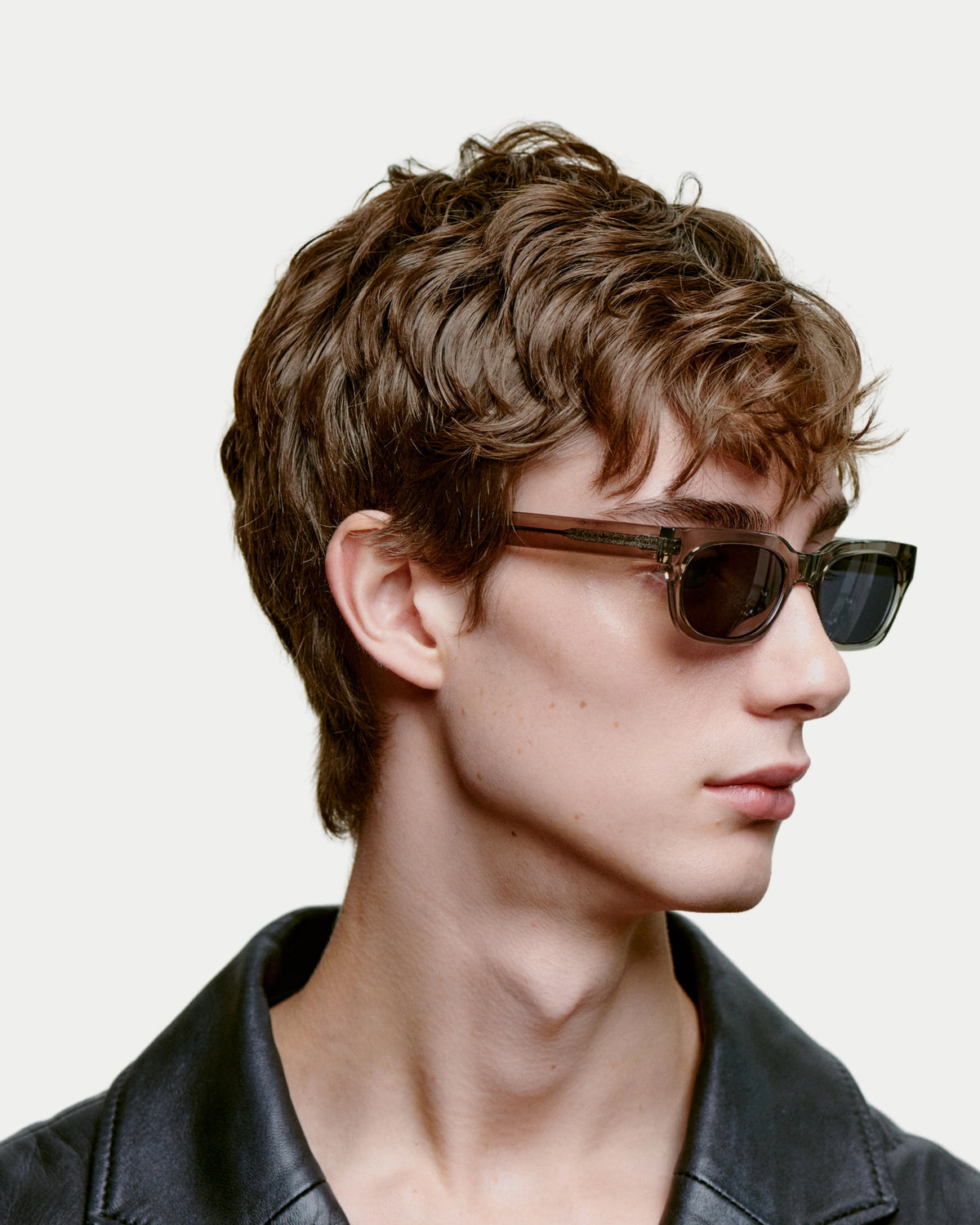 A. Kjærbede Bror Grey Transparent — perfect scherpe, lineaire lijnen in combinatie met Zonnebril | Stuen Store Tilburg