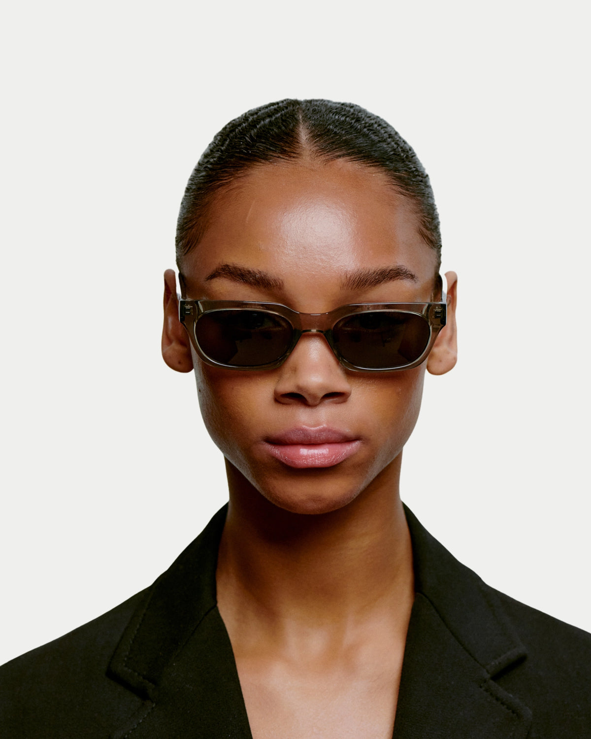 A. Kjærbede Bror Grey Transparent — perfect scherpe, lineaire lijnen in combinatie met Zonnebril | Stuen Store Tilburg