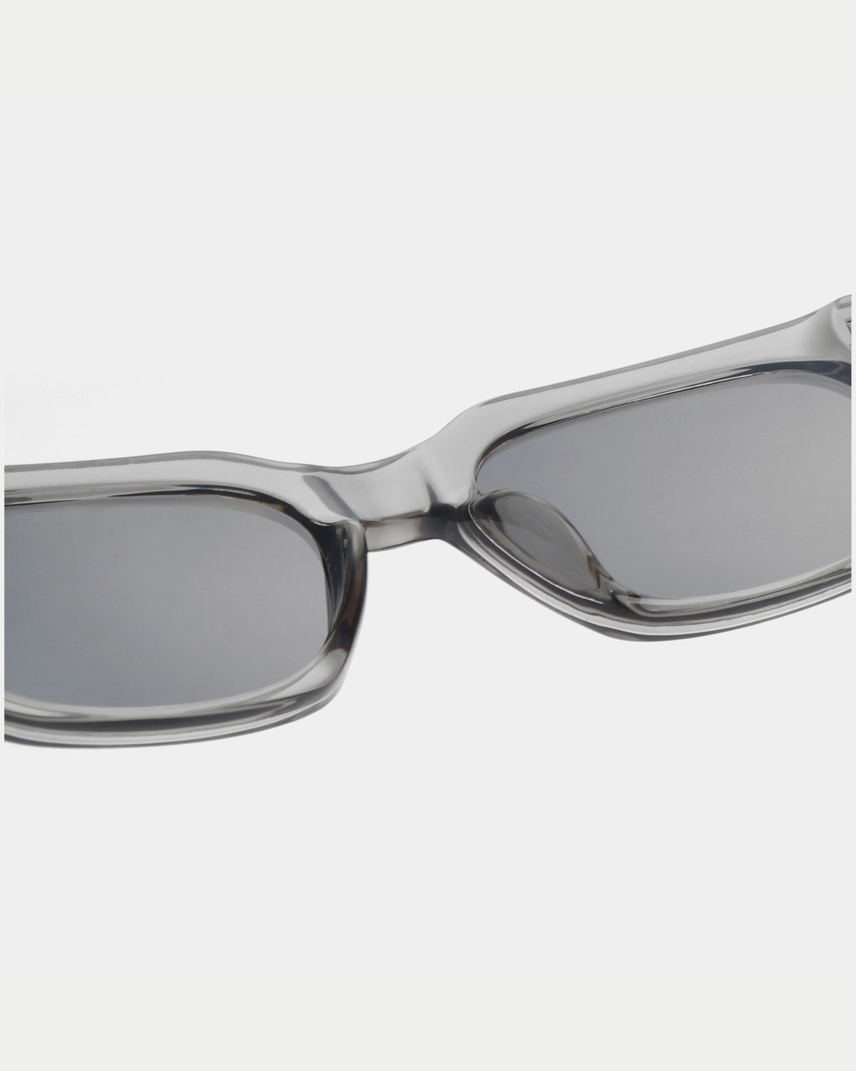 A. Kjærbede Bror Grey Transparent — perfect scherpe, lineaire lijnen in combinatie met Zonnebril | Stuen Store Tilburg