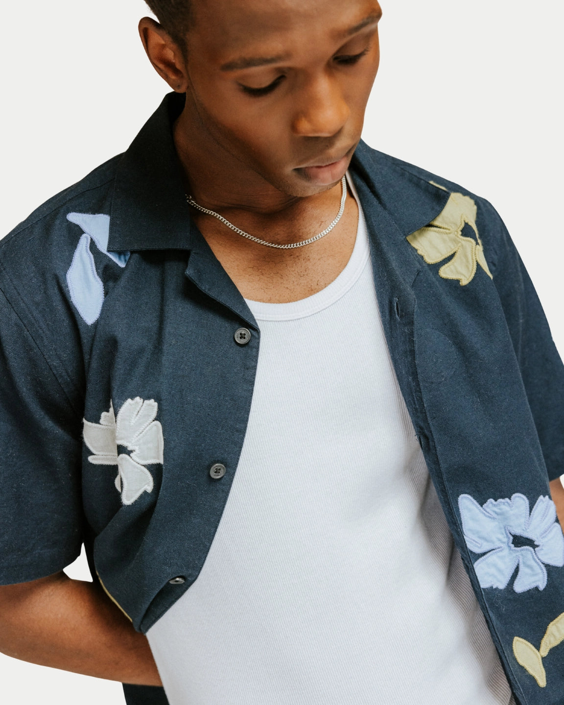 Wax London Didcot Shirt Flower Applique Navy/Multi - Stuen Store Tilburg | De beste herenkleding en -accessoires
