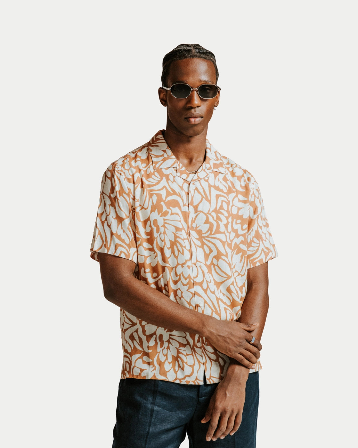 Wax London Didcot Shirt Two Tone Floral Tan/Beige — 100% viscose Overhemd | Stuen Store Tilburg