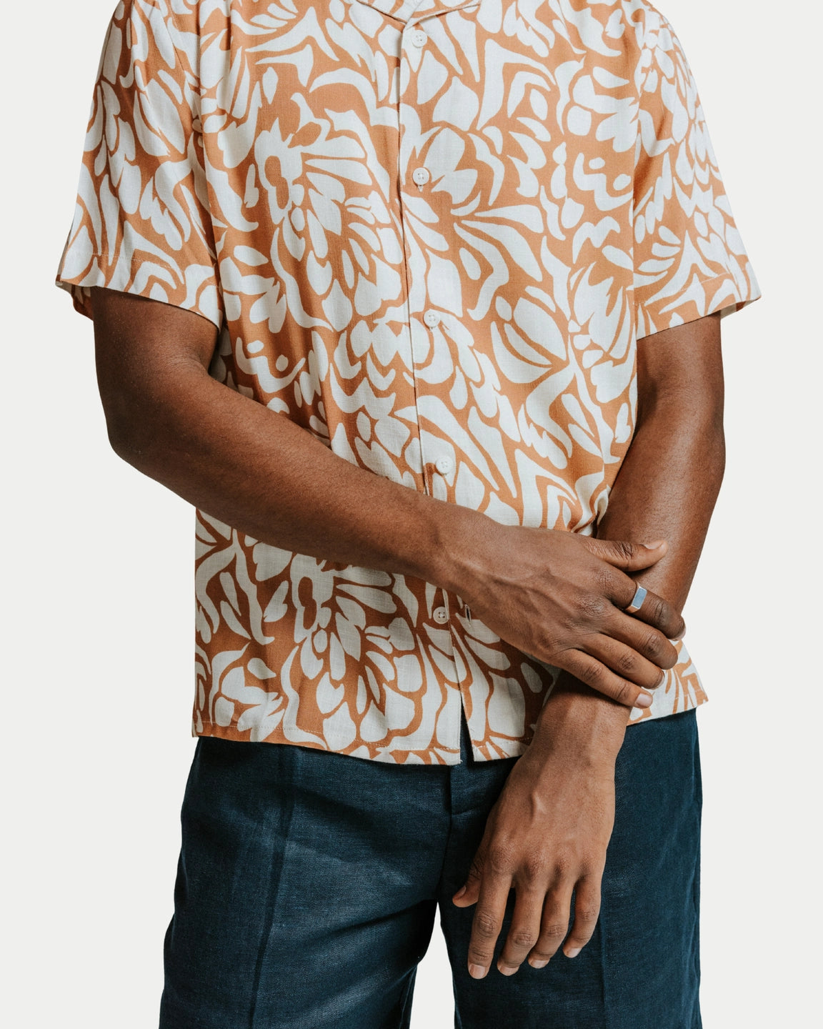 Wax London Didcot Shirt Two Tone Floral Tan/Beige — 100% viscose Overhemd | Stuen Store Tilburg