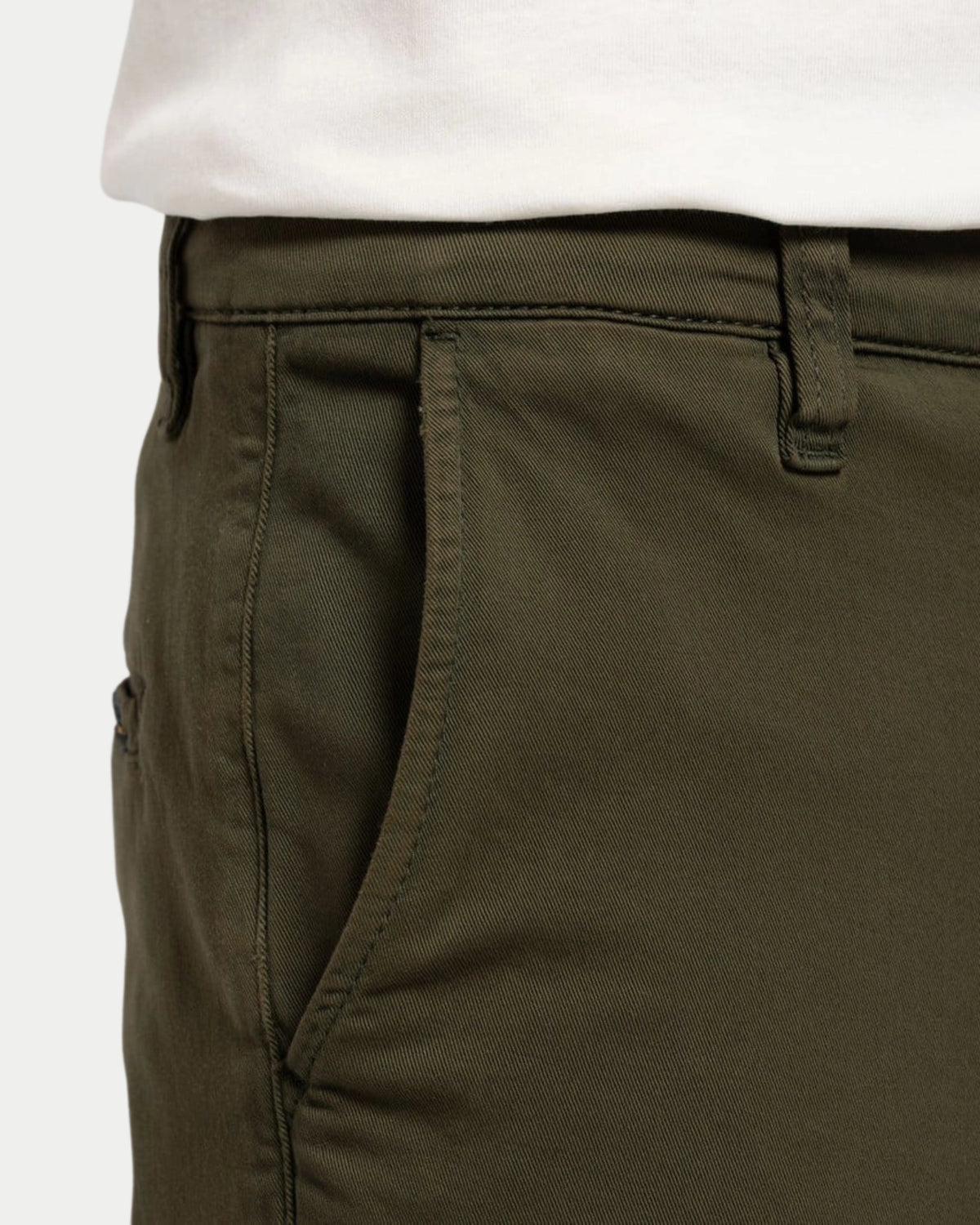 Nudie Jeans Easy Alvin Olive — Slim fit, twill | Stuen Store Tilburg