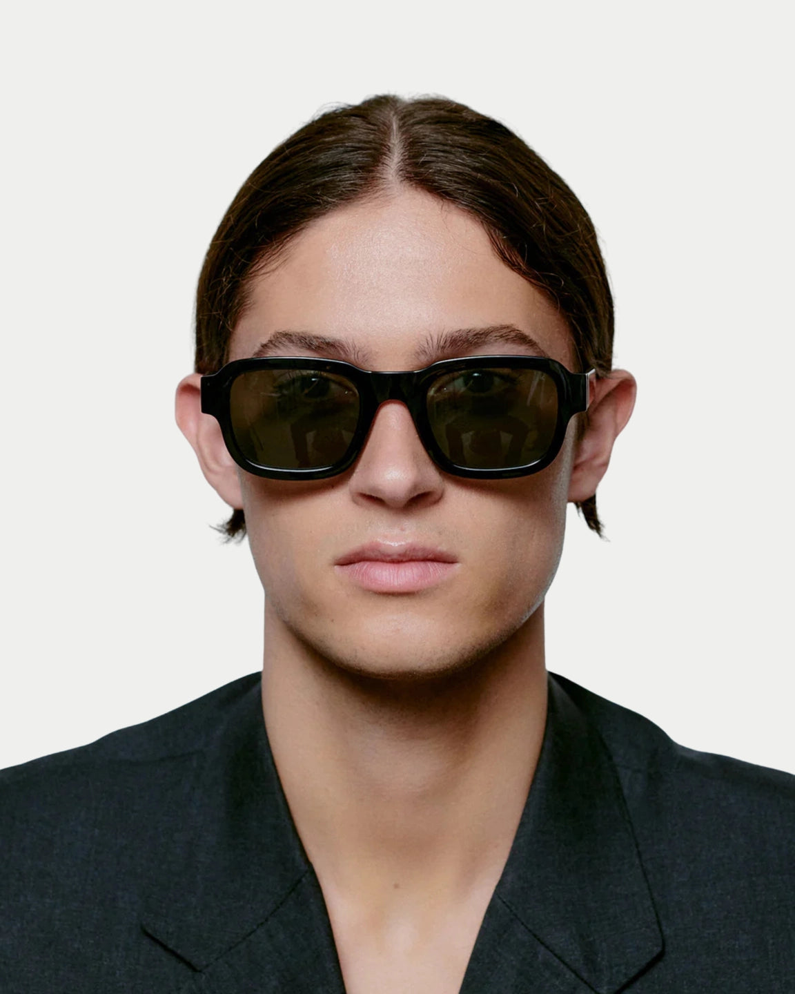 A. Kjærbede Halo Black — Van casual basics tot een meer geklede styling Zonnebril | Stuen Store Tilburg