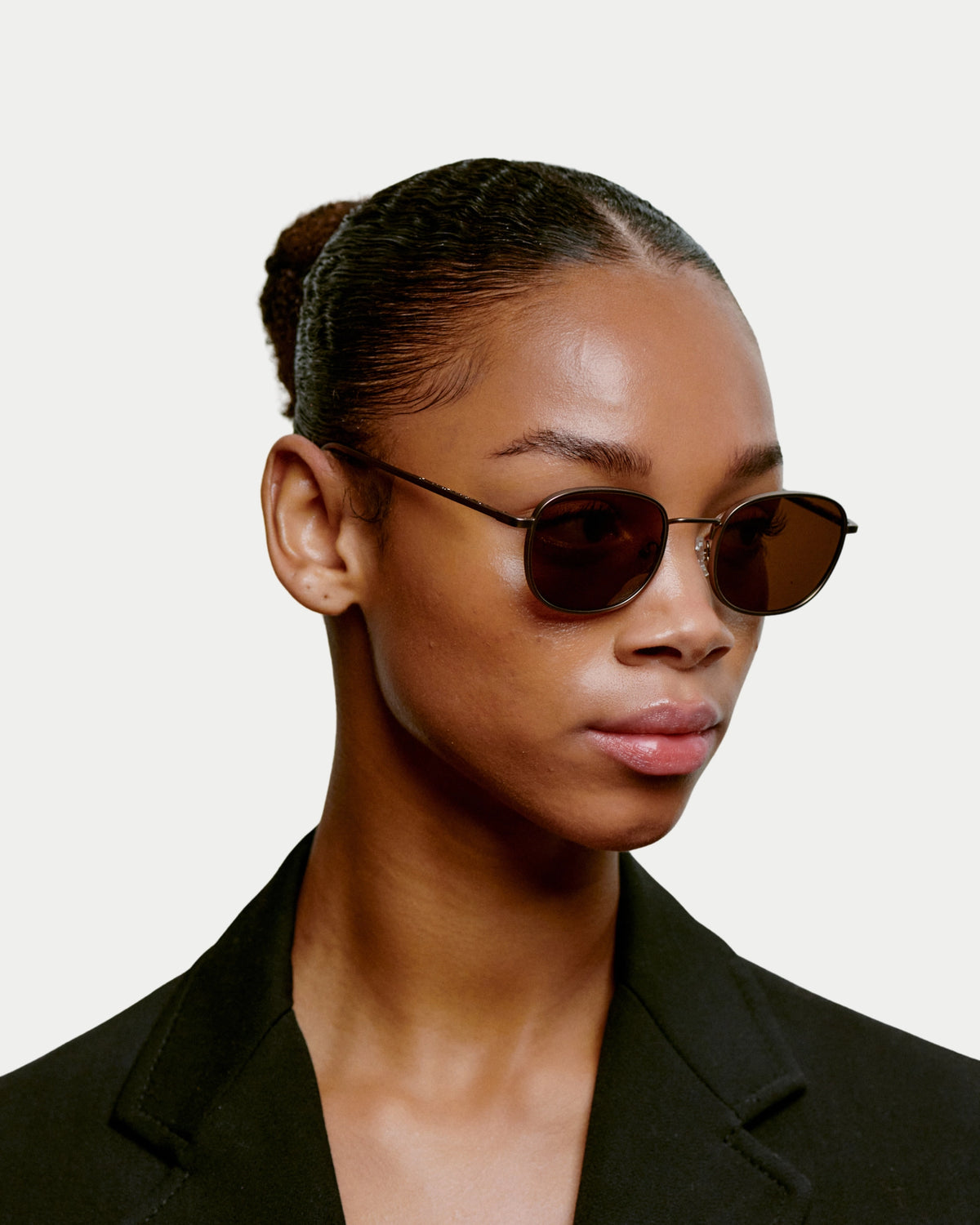A. Kjærbede Hello Matte Brown — Klassieke filmster vibe Zonnebril | Stuen Store Tilburg