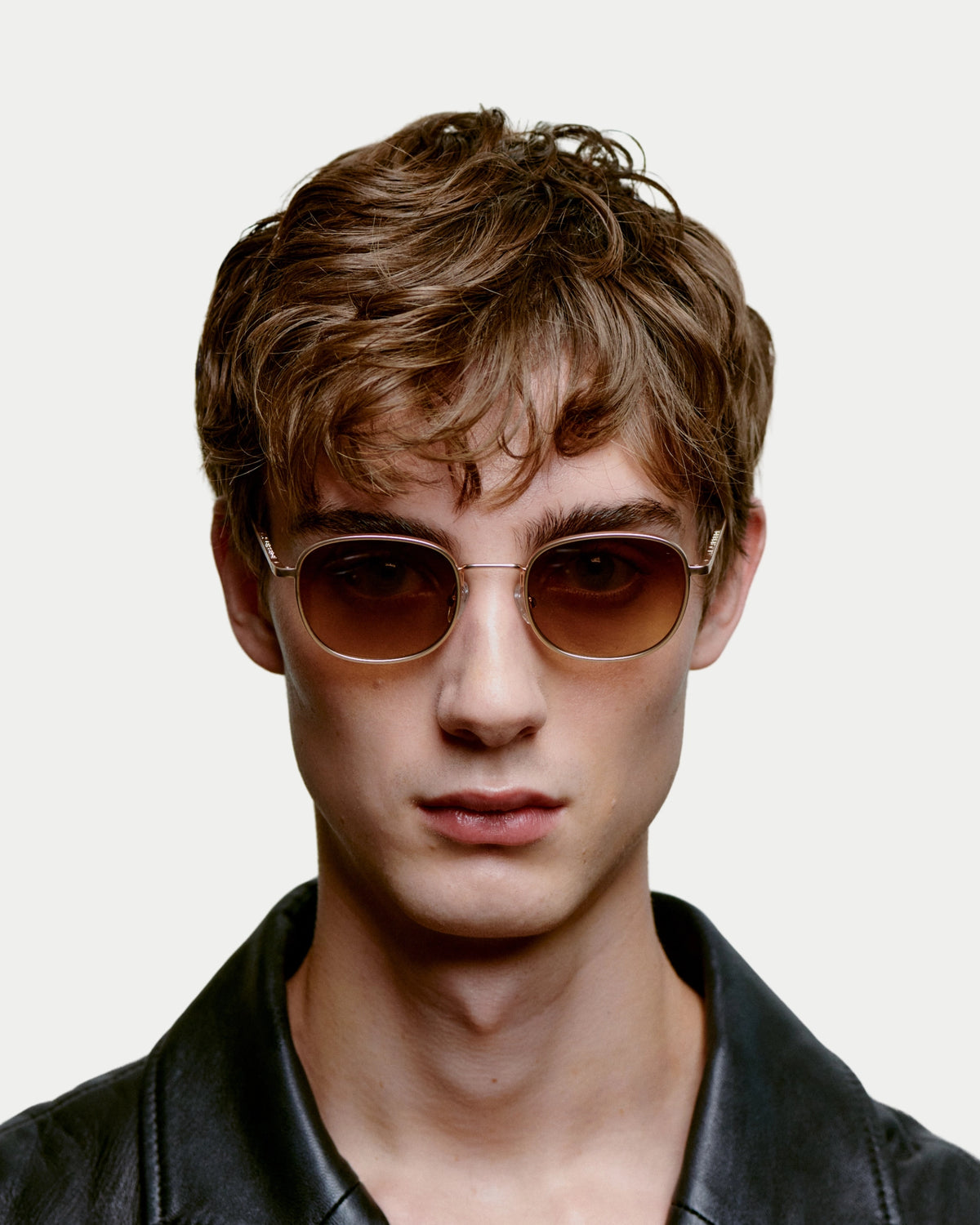 A. Kjærbede Hello Matte Gold — Klassieke filmster vibe Zonnebril | Stuen Store Tilburg