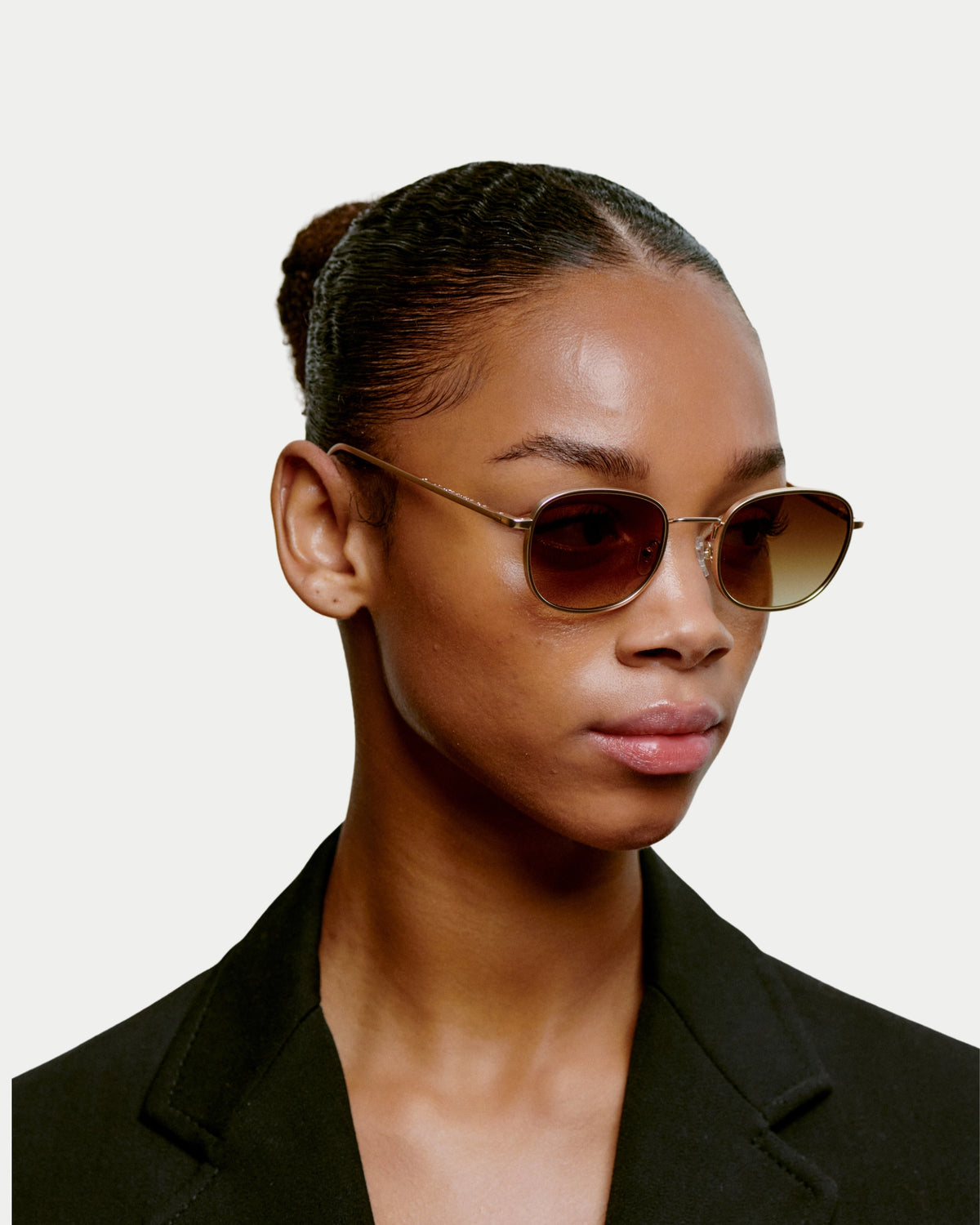 A. Kjærbede Hello Matte Gold — Klassieke filmster vibe Zonnebril | Stuen Store Tilburg