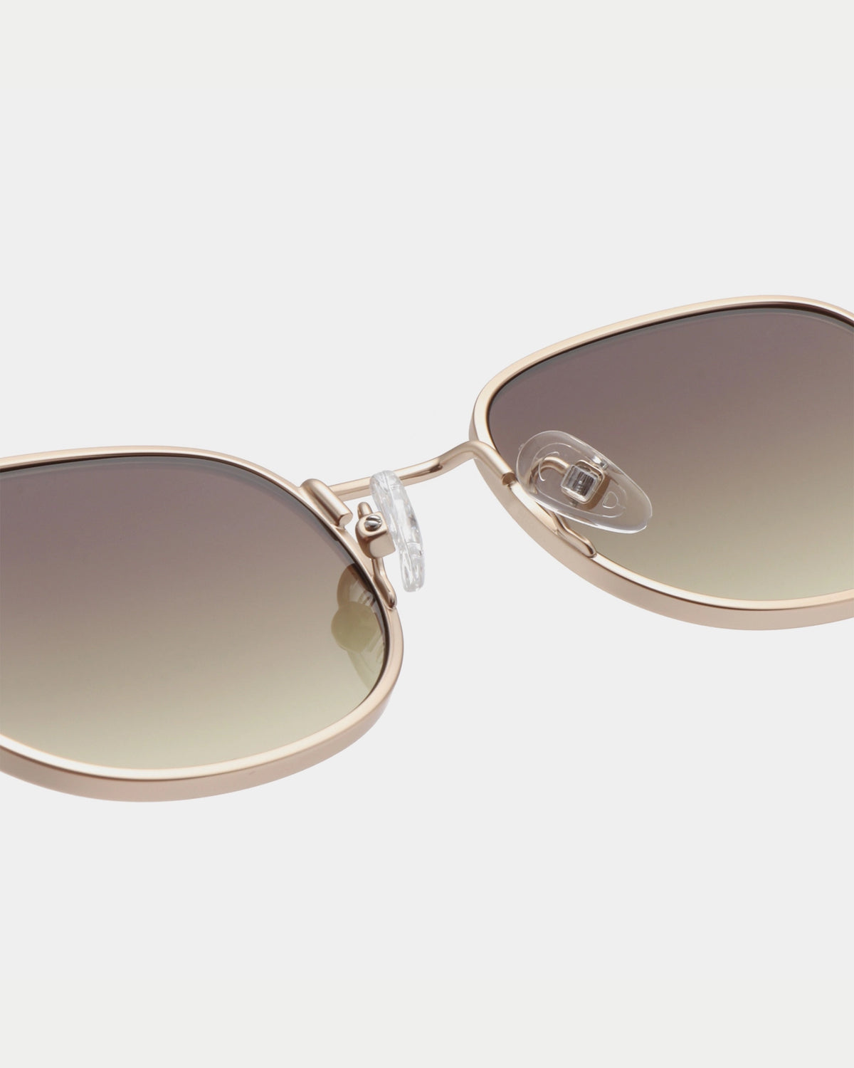 A. Kjærbede Hello Matte Gold — Klassieke filmster vibe Zonnebril | Stuen Store Tilburg