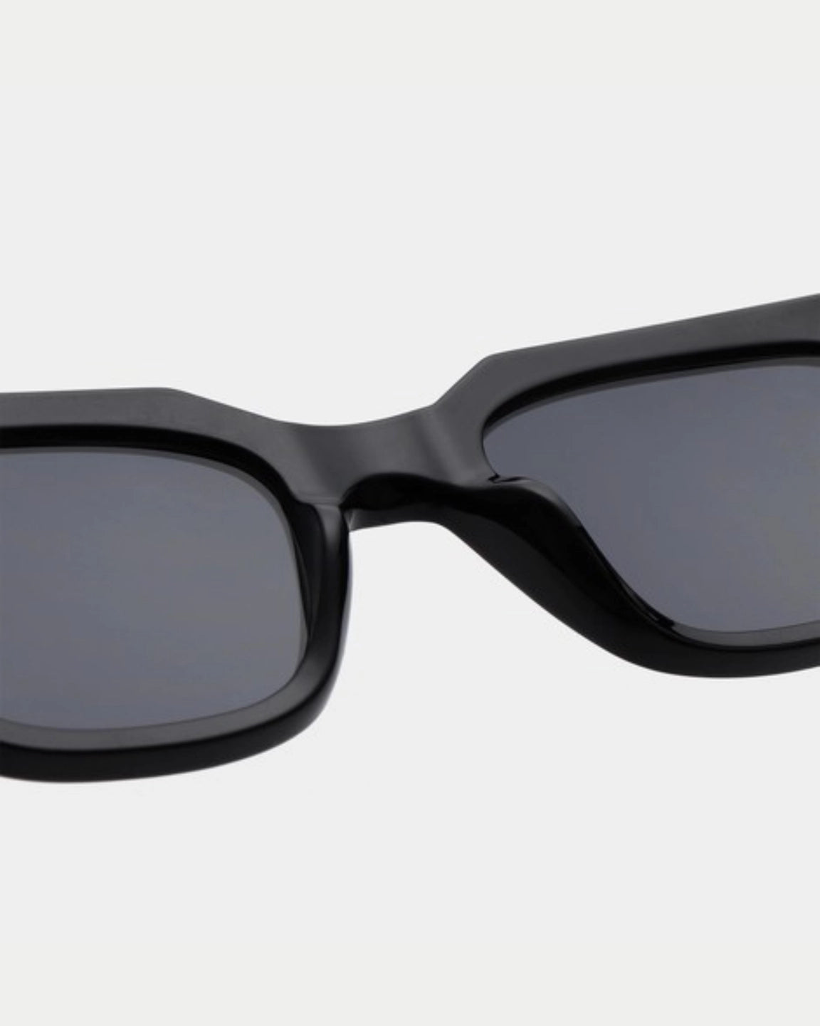A. Kjærbede Kaws Black — is geïnspireerd op Scandinavisch minimalisme en tijdloosheid Zonnebril | Stuen Store Tilburg