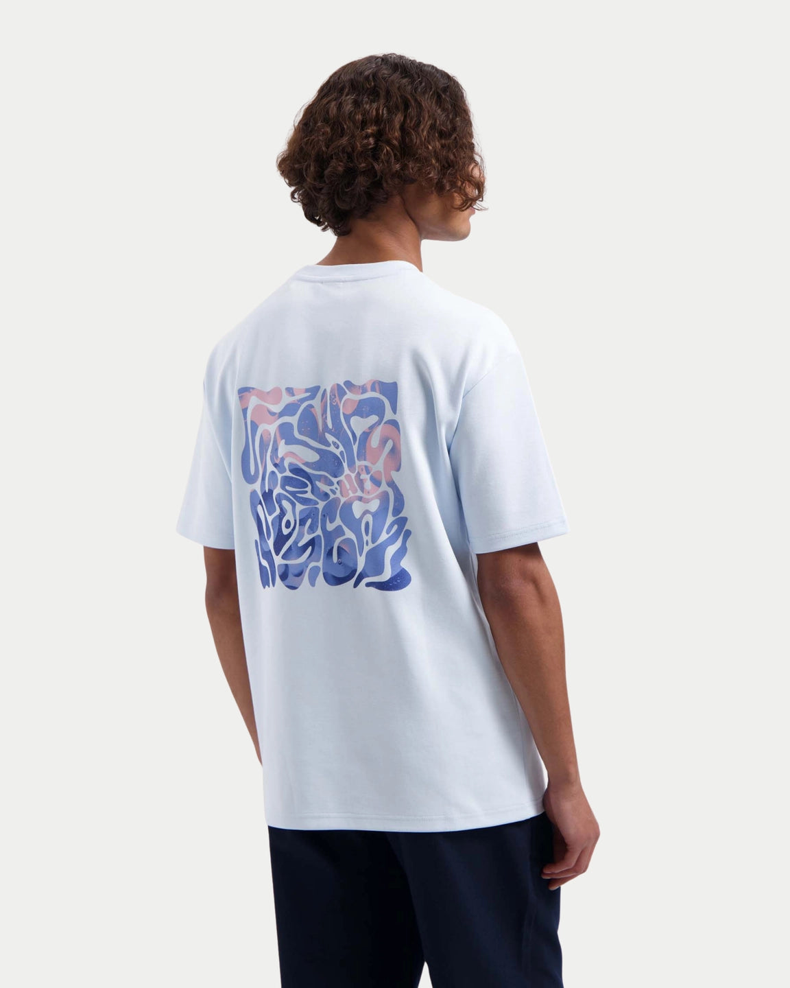 Law Of The Sea Fluid Artwork Tee Nantucket Bree — vloeibare graphic geeft een kleurrijk geheel T-shirts | Stuen Store Tilburg