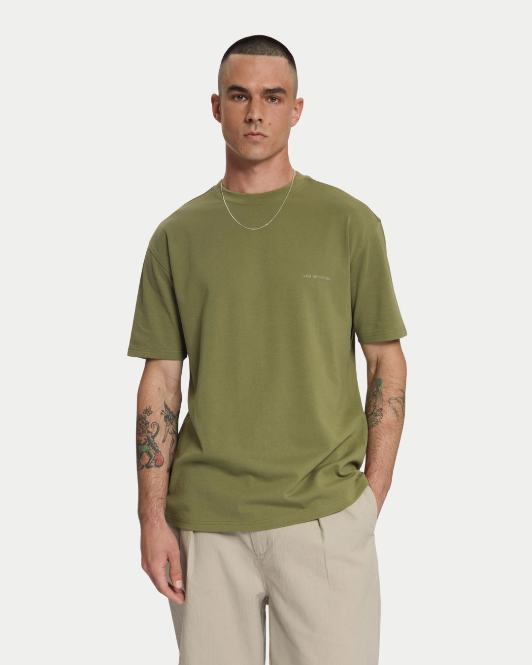 Law Of The Sea Journey Artwork T-shirt Martini Olive, Relaxte pasvorm groen t-shirt van 100% katoen | Stuen Store Tilburg