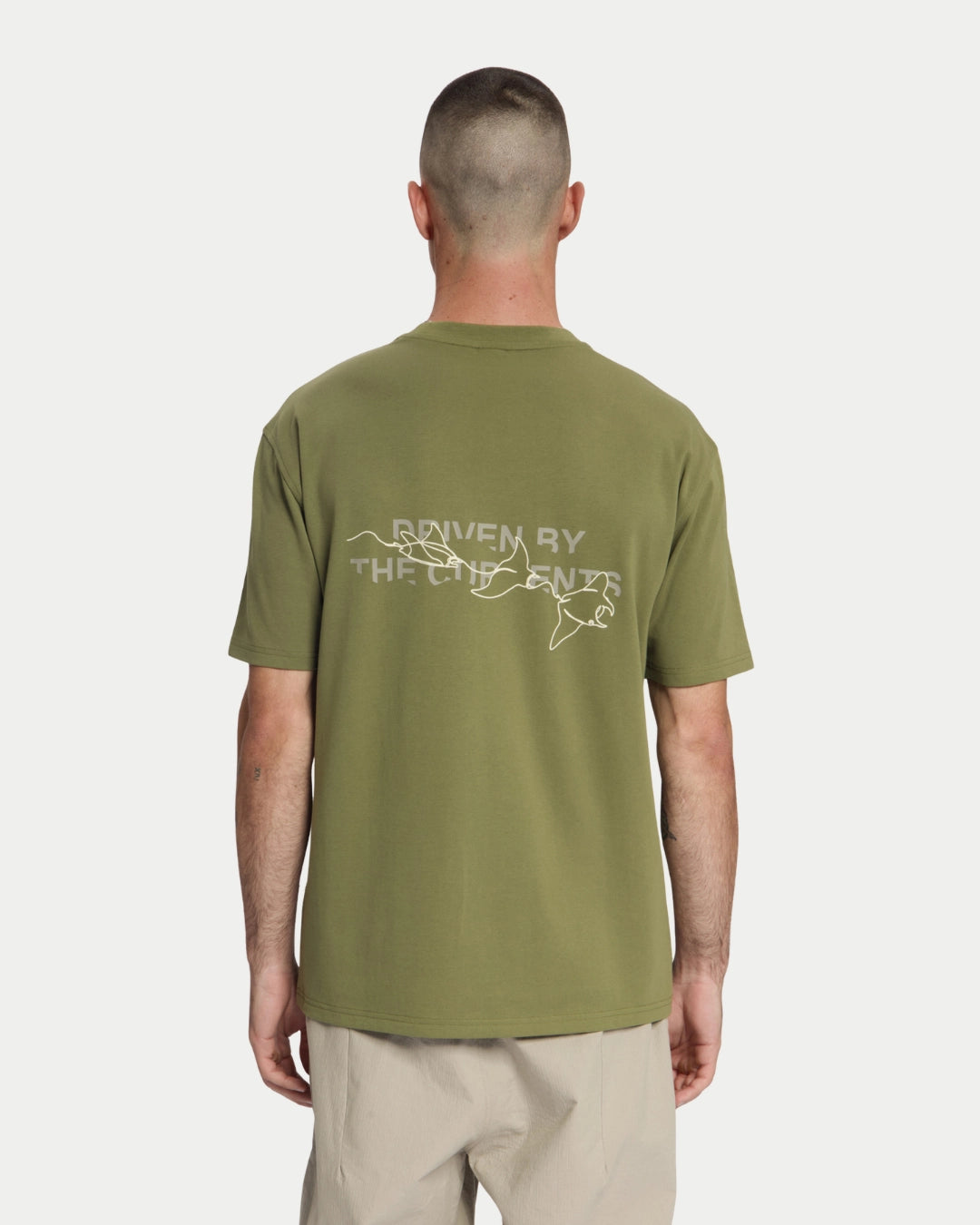 Law Of The Sea Journey Artwork T-shirt Martini Olive, Relaxte pasvorm groen t-shirt van 100% katoen | Stuen Store Tilburg