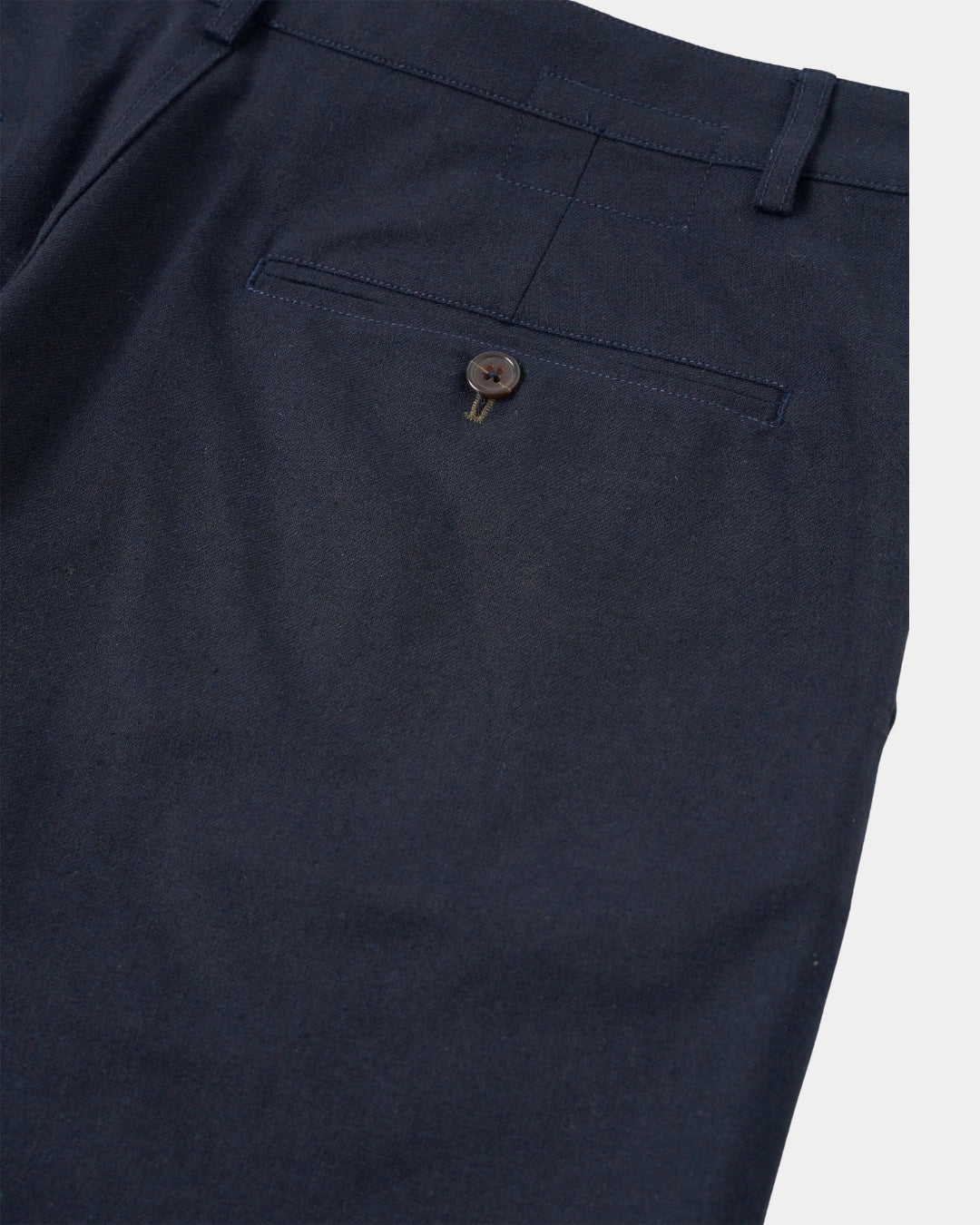 Universal Works Military Chino Lucca Suiting Navy, Blauwe broek | Stuen Store Tilburg