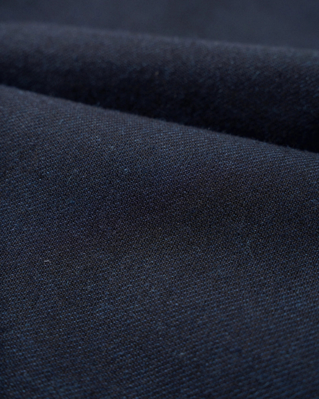 Universal Works Military Chino Lucca Suiting Navy, Blauwe broek | Stuen Store Tilburg