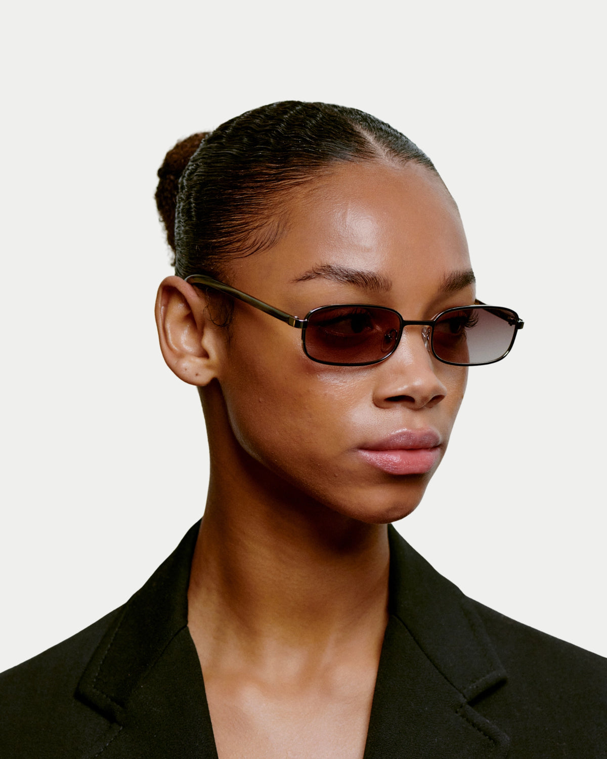 A. Kjærbede Noah Silver Striped Horn — slank monturen met kleine vierkante glazen dat past Zonnebril | Stuen Store Tilburg