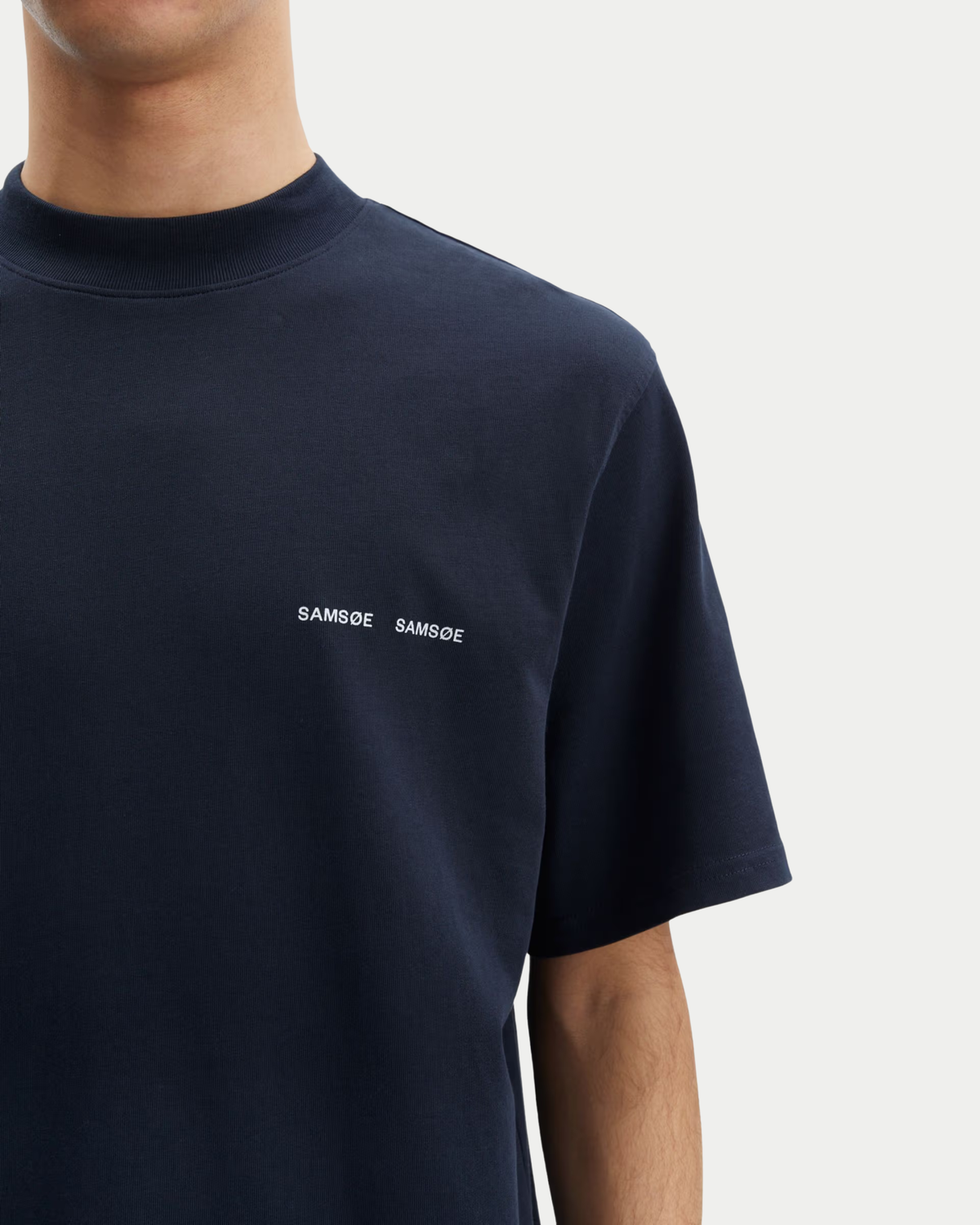 Samsøe Samsøe Norsbro T-shirt Sky Captain — Door de hogere kraag, zorgt hij voor iets T-shirts | Stuen Store Tilburg