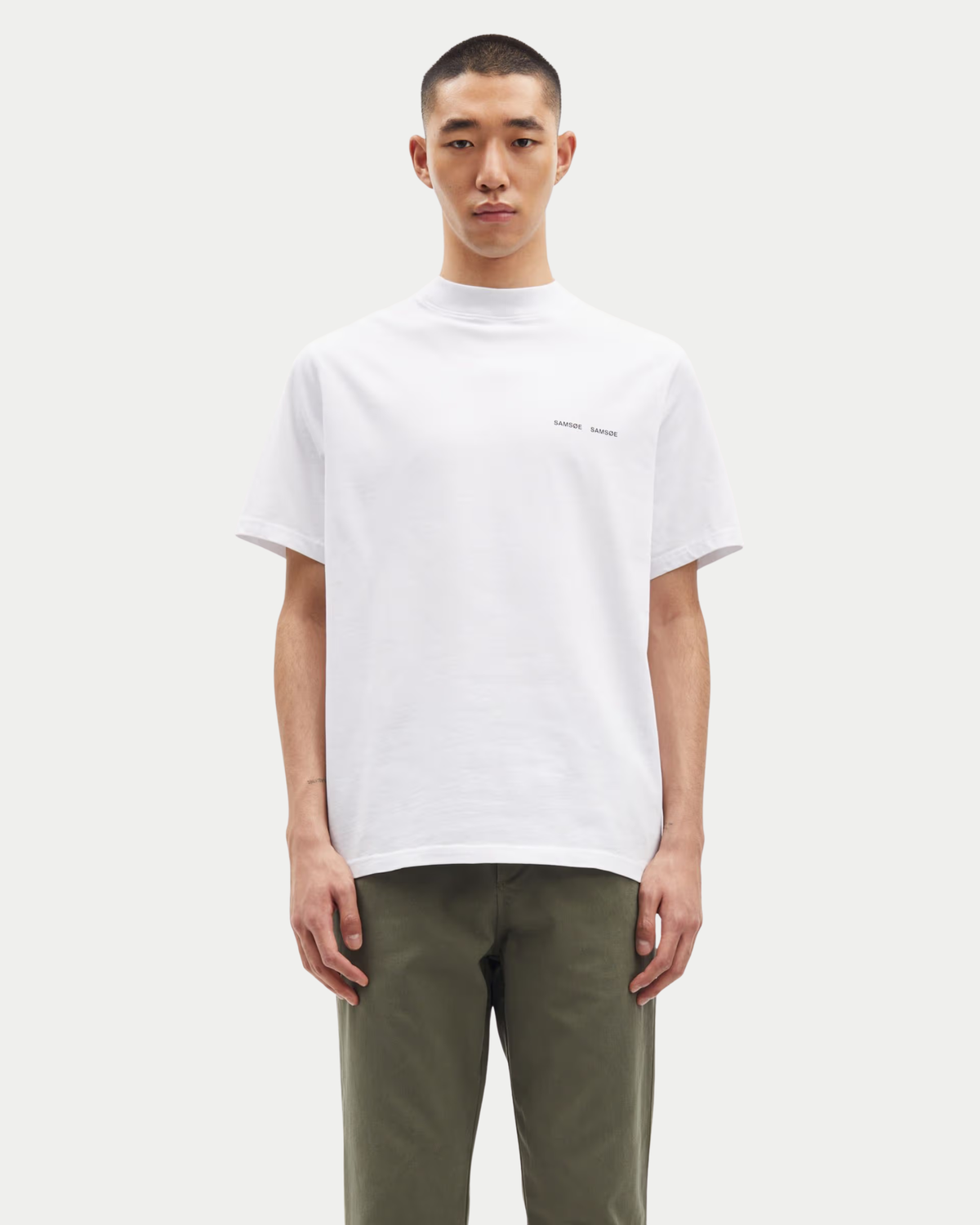 Samsøe Samsøe Norsbro T-shirt White — Door de hogere kraag, zorgt hij voor iets T-shirts | Stuen Store Tilburg