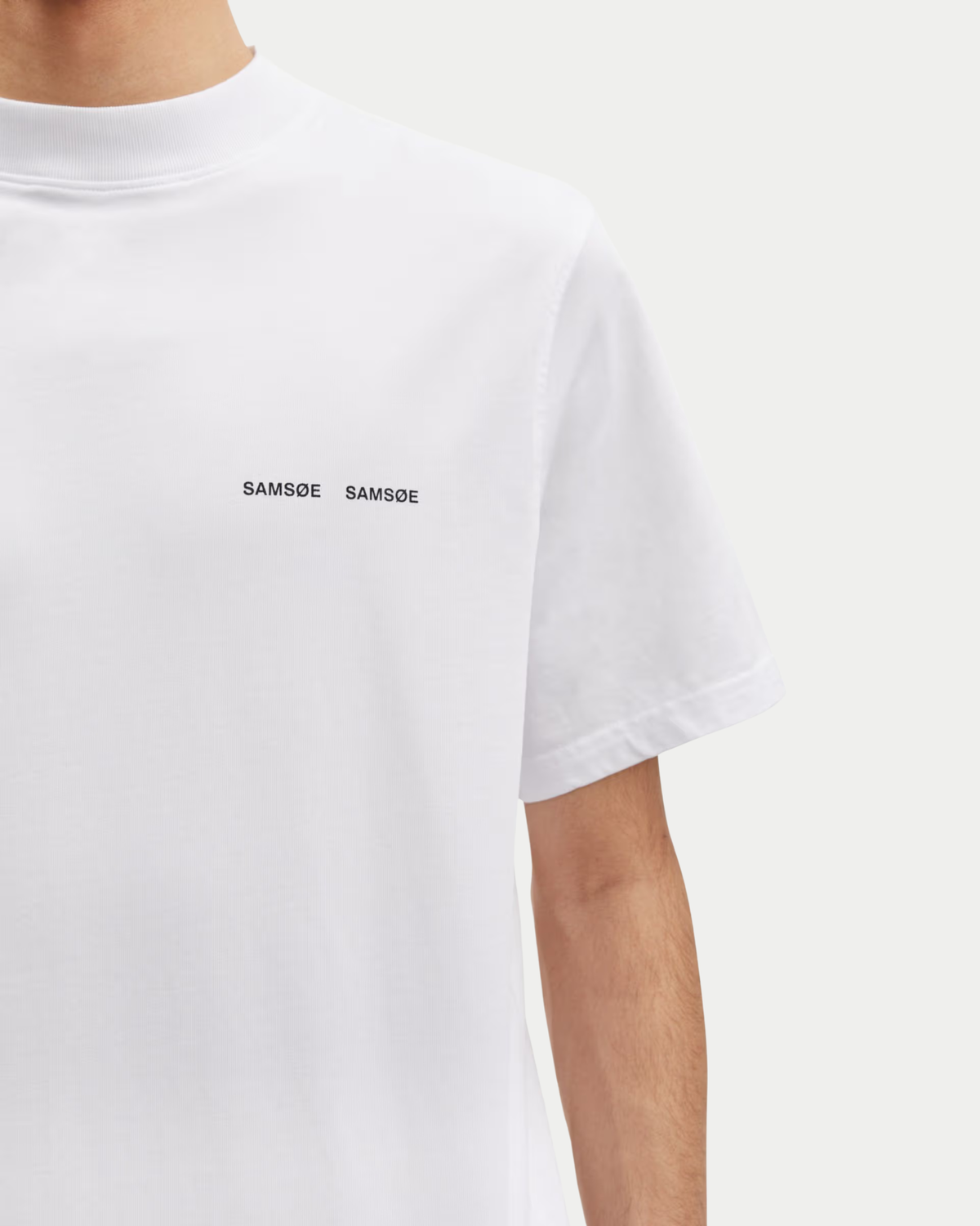Samsøe Samsøe Norsbro T-shirt White — Door de hogere kraag, zorgt hij voor iets T-shirts | Stuen Store Tilburg