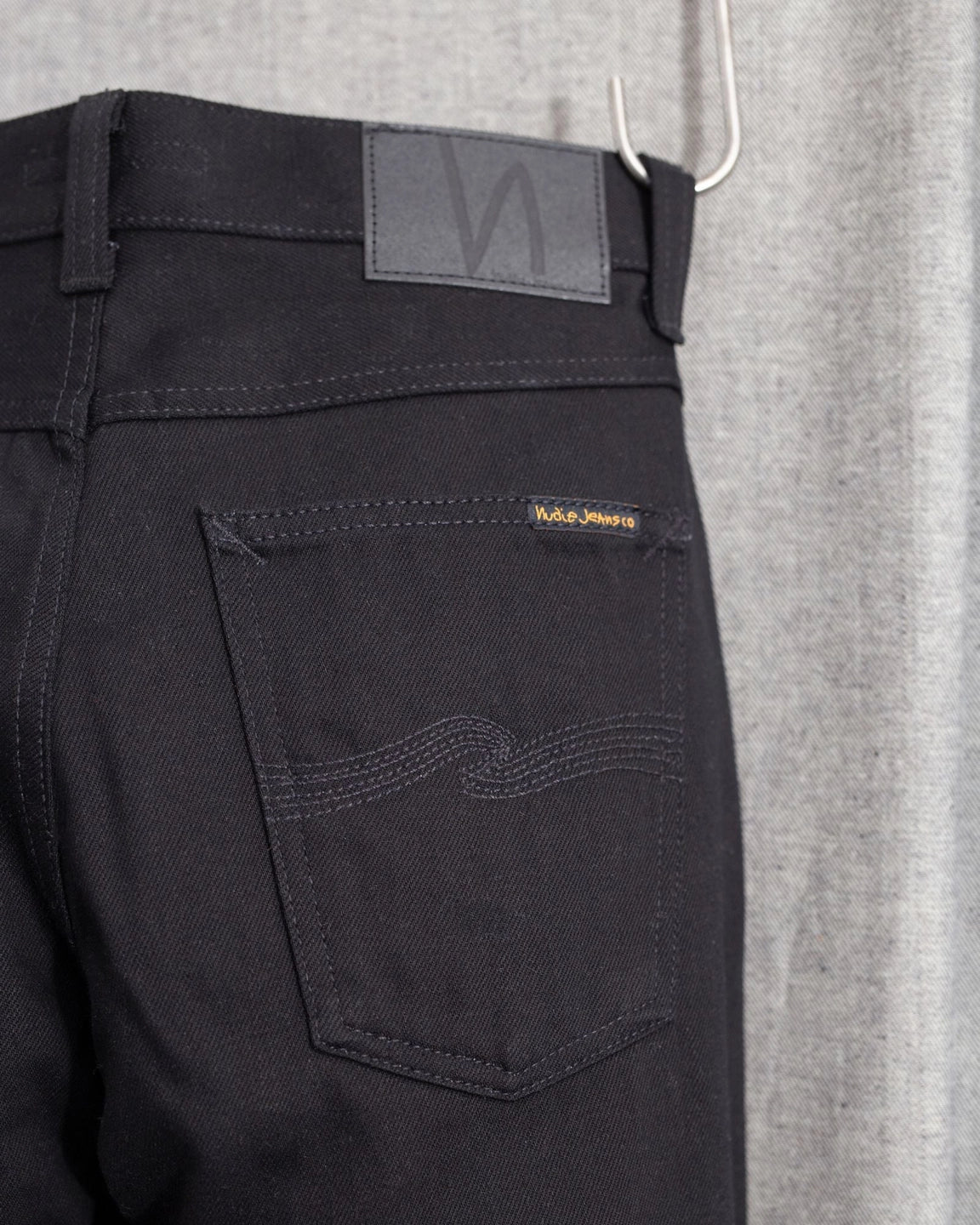 Nudie Jeans Steady Eddie II Dry Everblack — Slim fit, 100% biologisch katoen Jeans | Stuen Store Tilburg