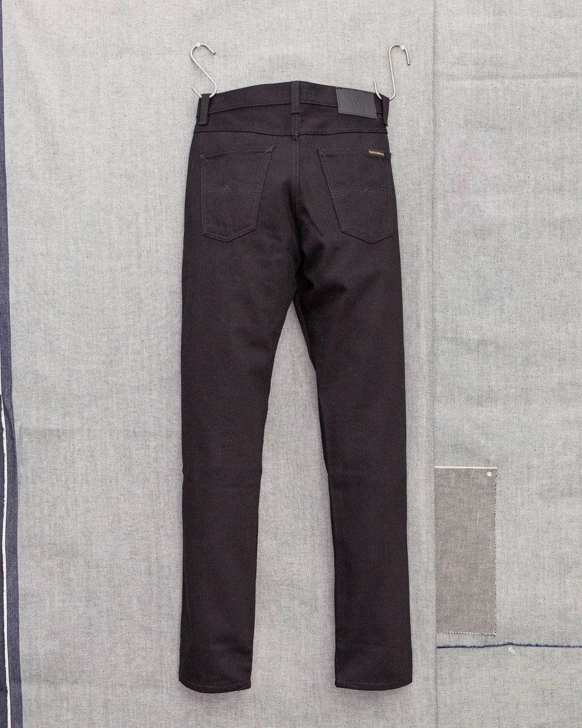 Nudie Jeans Steady Eddie II Dry Everblack — Slim fit, 100% biologisch katoen Jeans | Stuen Store Tilburg