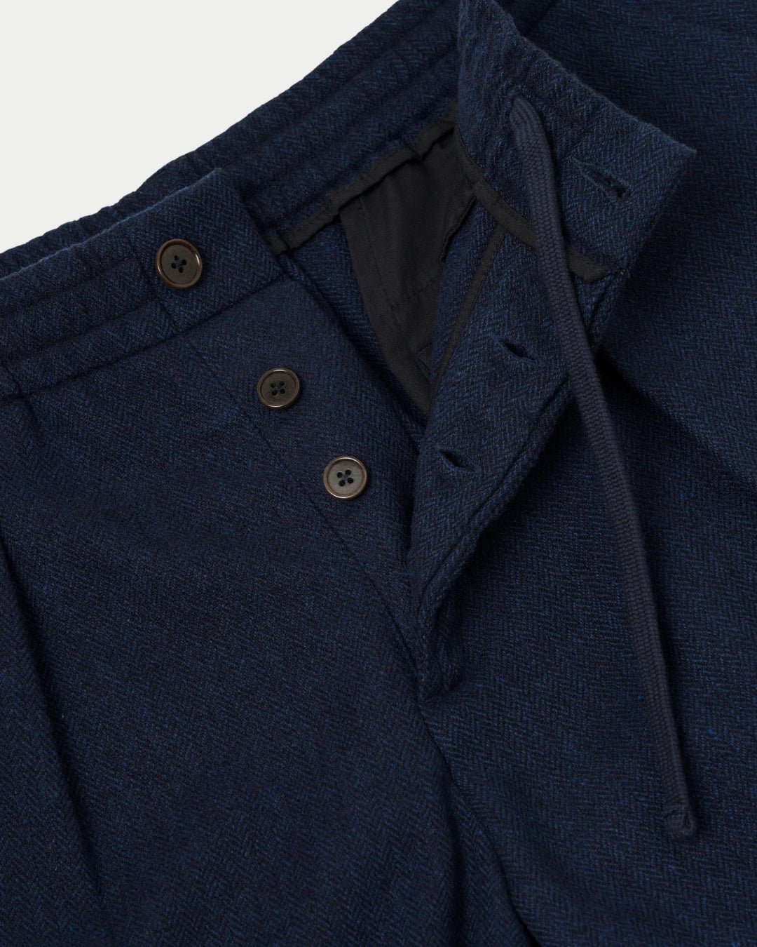 Universal Works Pleated Track Pants Wool Herringbone Navy, Blauwe broek | Stuen Store Tilburg