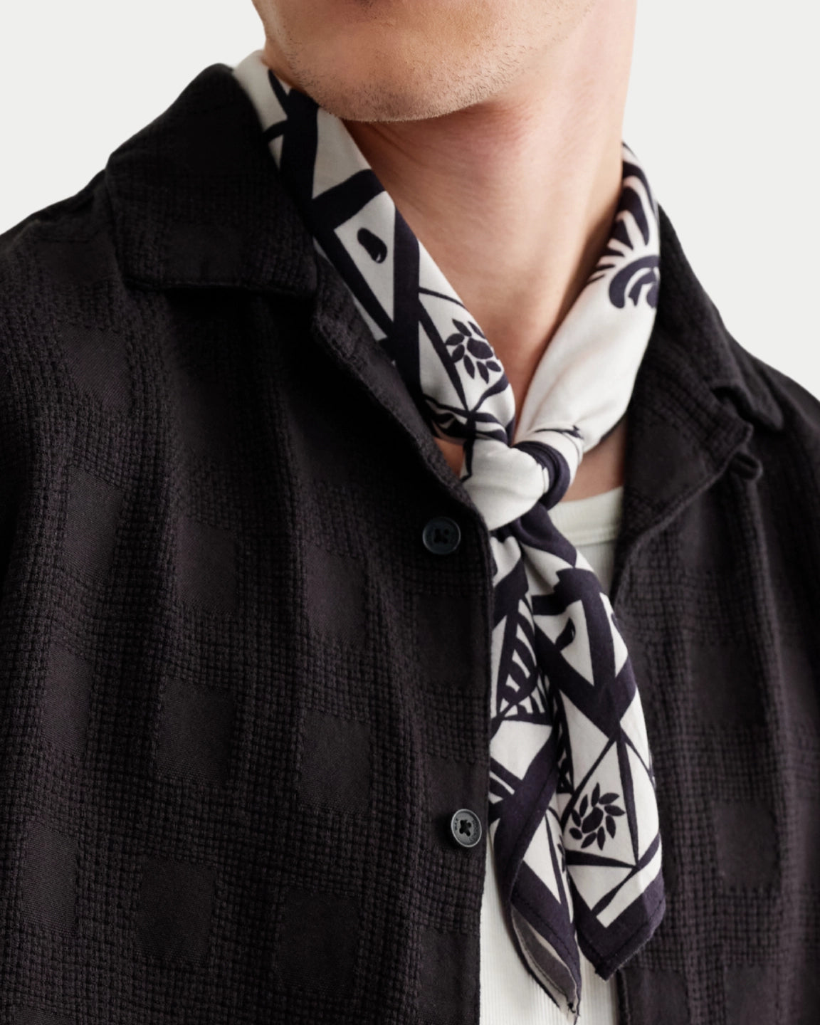 Wax London Slaone Neckscarf Painted Flower Navy/Ecru - Stuen Store Tilburg | De beste herenkleding en -accessoires