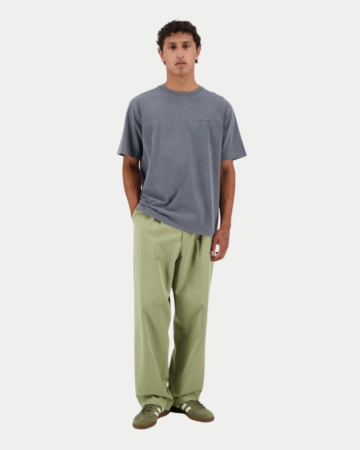Castart Stonewash T-Shirt Washed Black — comfortabel stonewashed T-shirt in een gewassen zwart T-shirts | Stuen Store Tilburg