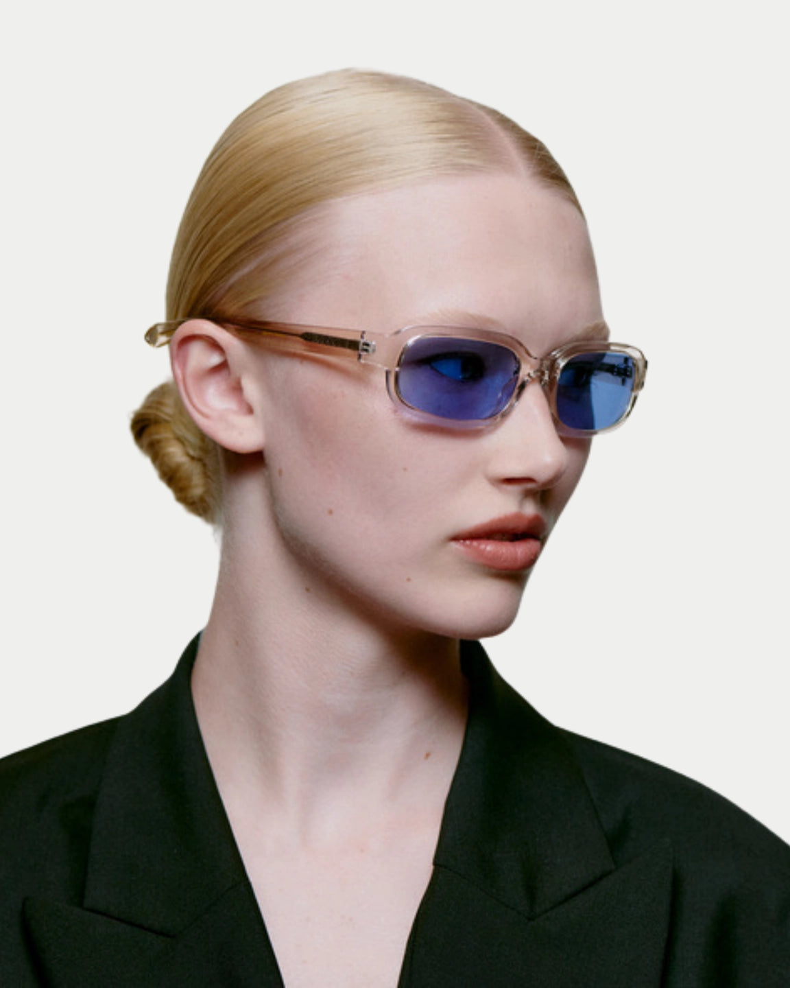 A. Kjærbede Will Champagne — superstrak unisex model geïnspireerd op de jaren '00 Zonnebril | Stuen Store Tilburg
