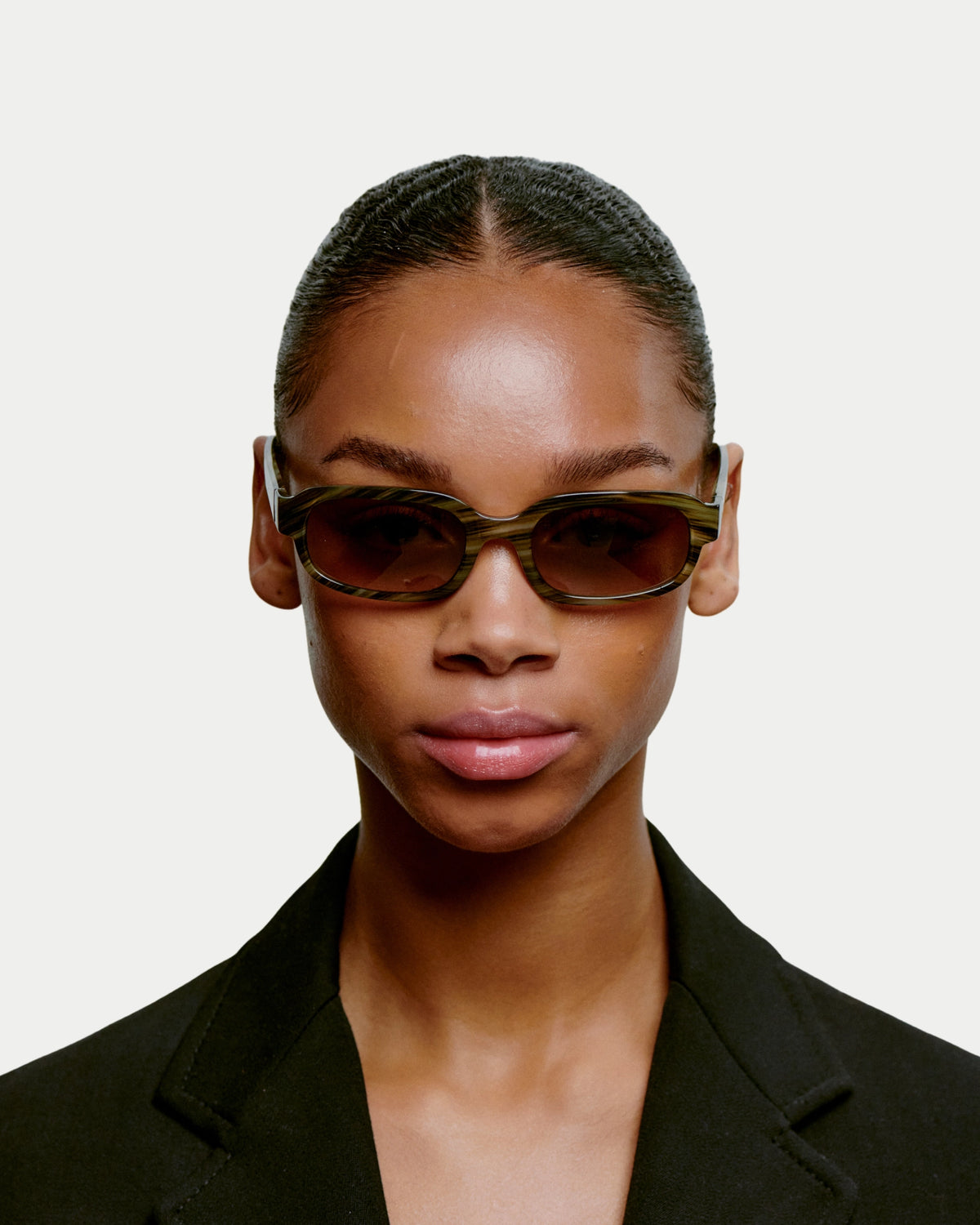 A. Kjærbede Will Striped Horn — superstrak unisex model geïnspireerd op de jaren '00 Zonnebril | Stuen Store Tilburg