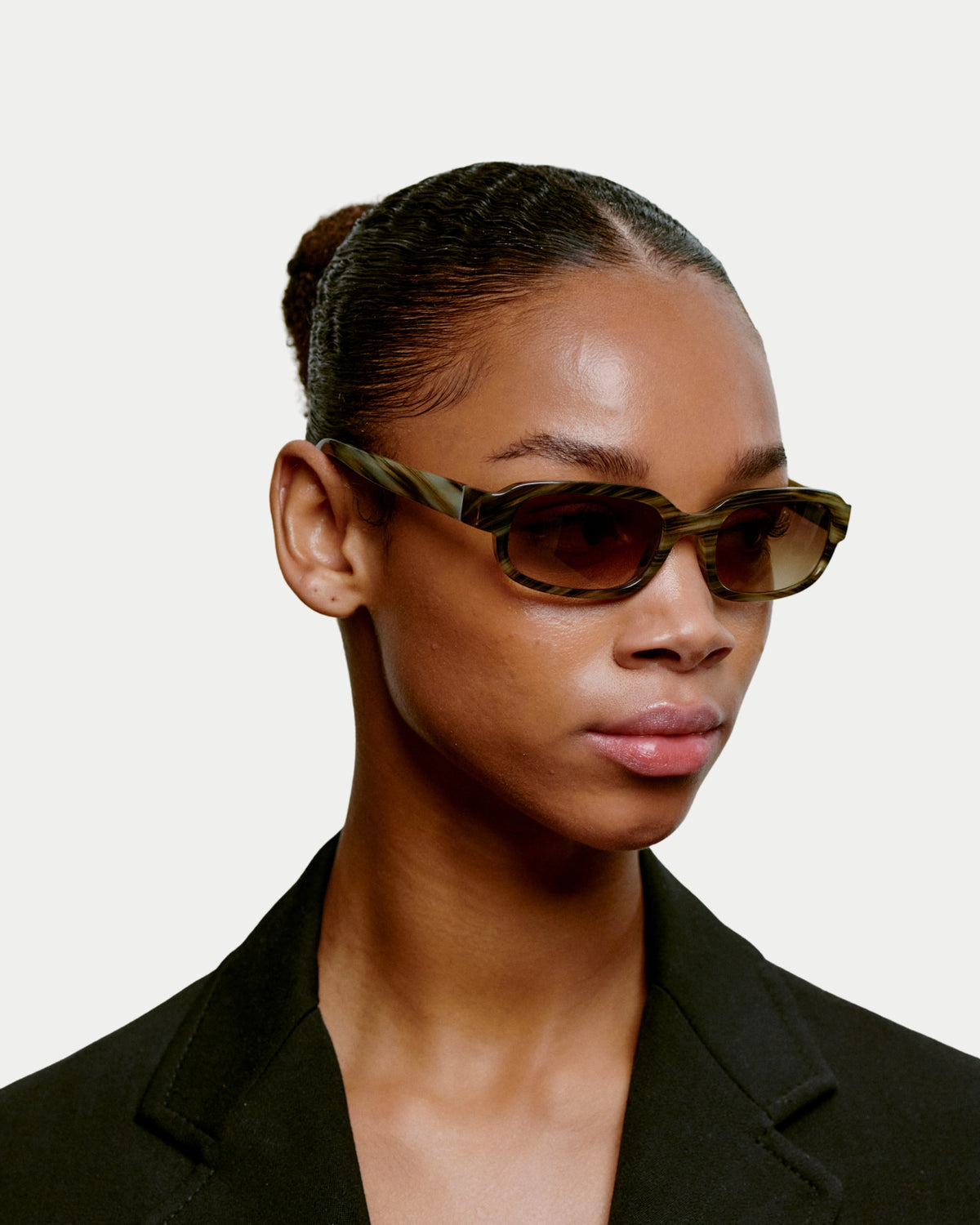 A. Kjærbede Will Striped Horn — superstrak unisex model geïnspireerd op de jaren '00 Zonnebril | Stuen Store Tilburg