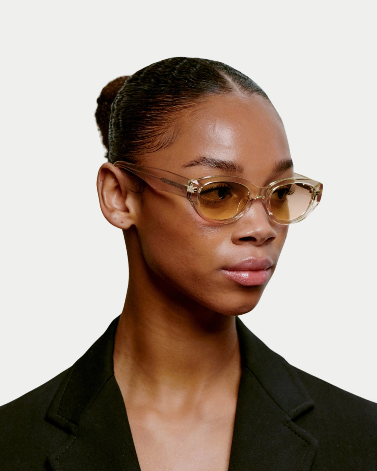 A. Kjærbede Winnie Ecru Transparent — zonnebril is voor mensen die hun persoonlijke stijl Zonnebril | Stuen Store Tilburg